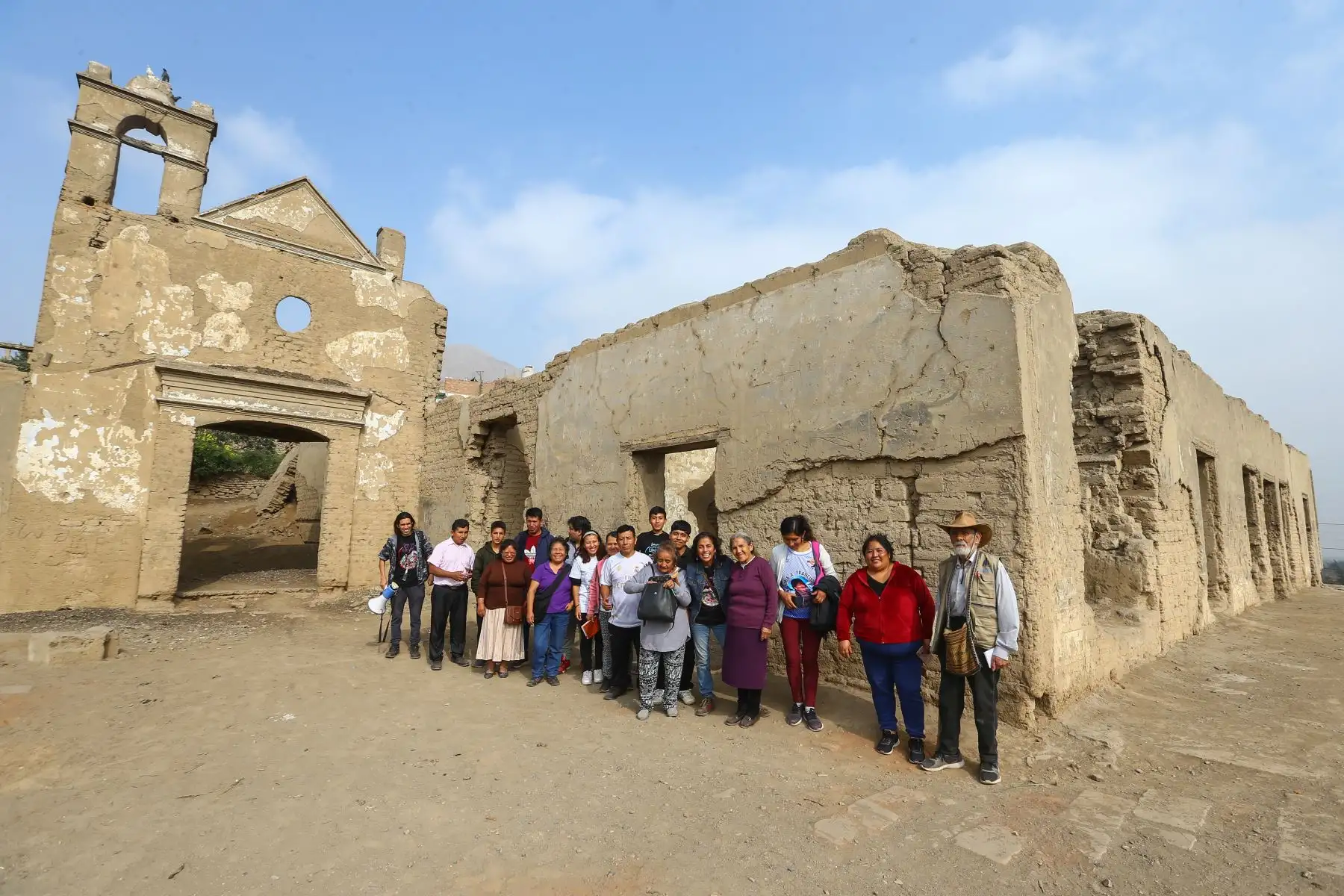 En la primera salida, el Rocinante, sus intérpretes y sus turistas llegaron a las haciendas de Lima Norte: Punchauca, Caballero y Chocas, en el valle del Chillón, en el distrito de Carabayllo. De la hacienda de Punchauca solo queda la casona, de vital importancia republicana: aquí se produjo la entrevista entre el general José de San Martín y el virrey José de la Serna, semanas antes de la proclamación de la independencia.
Foto: ANDINA/Eddy Ramos