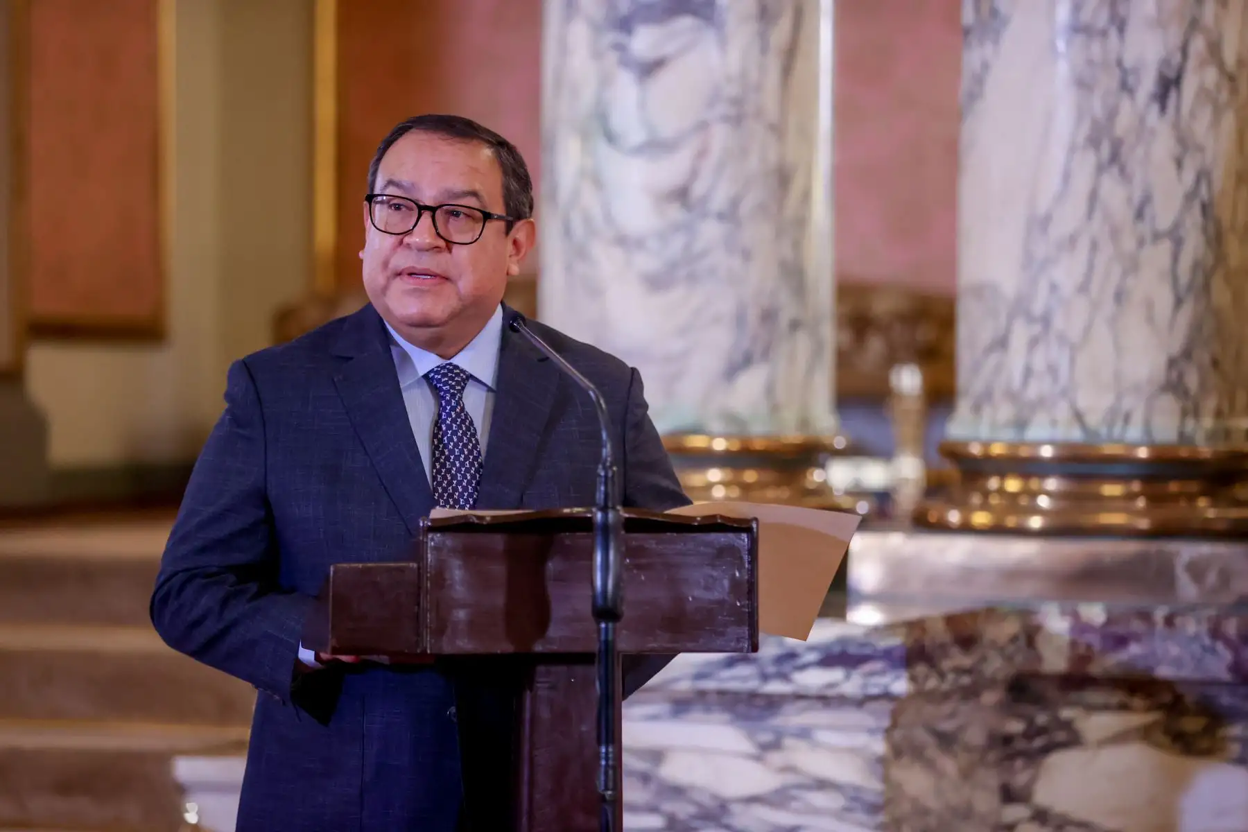 Presidente Consejo de Ministros, Alberto Otárola, participó en la ceremonia de condecoración Medalla al Mérito Ciudadano. Foto: ANDINA/Prensa Presidencia