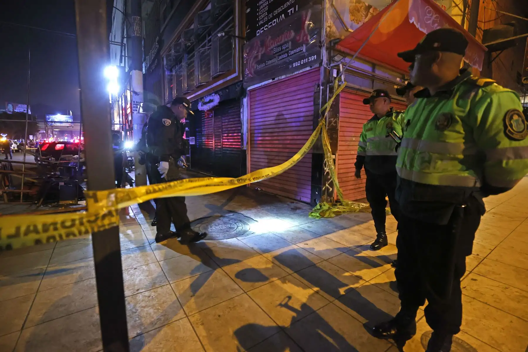 Más de 10 personas heridas se reportan en el distrito de San Juan de Lurigancho tras la explosión de un artefacto aún no identificado, que de acuerdo con los primeros reportes se trataría de productos pirotécnicos o una granada. Foto: ANDINA/Vidal Tarqui