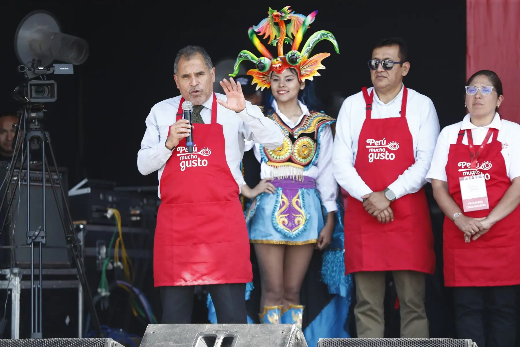 El ministro de Comercio Exterior y Turismo, Juan Carlos Mathews, estuvo presente en la inauguración de la feria Perú Mucho Gusto Tacna 2023, a la cual también acudieron otras autoridades locales y regionales. Foto: ANDINA/Vidal Tarqui