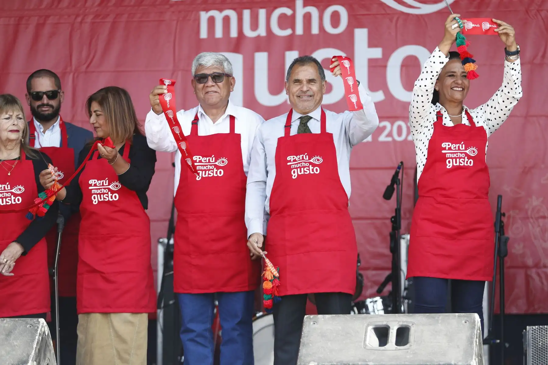 El ministro de Comercio Exterior y Turismo, Juan Carlos Mathews, estuvo presente en la inauguración de la feria Perú Mucho Gusto Tacna 2023, a la cual también acudieron otras autoridades locales y regionales. Foto: ANDINA/Vidal Tarqui