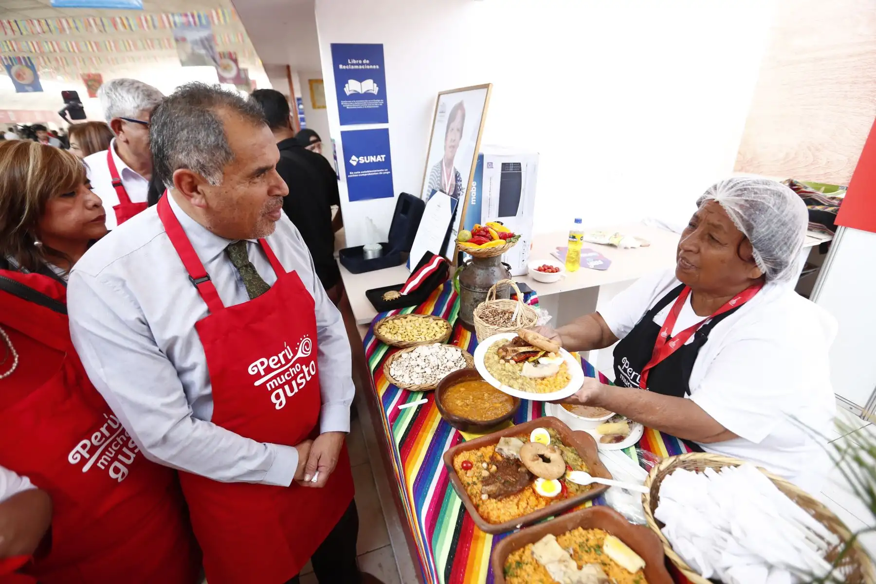 El ministro de Comercio Exterior y Turismo, Juan Carlos Mathews, estuvo presente en la inauguración de la feria Perú Mucho Gusto Tacna 2023, a la cual también acudieron otras autoridades locales y regionales. Foto: ANDINA/Vidal Tarqui