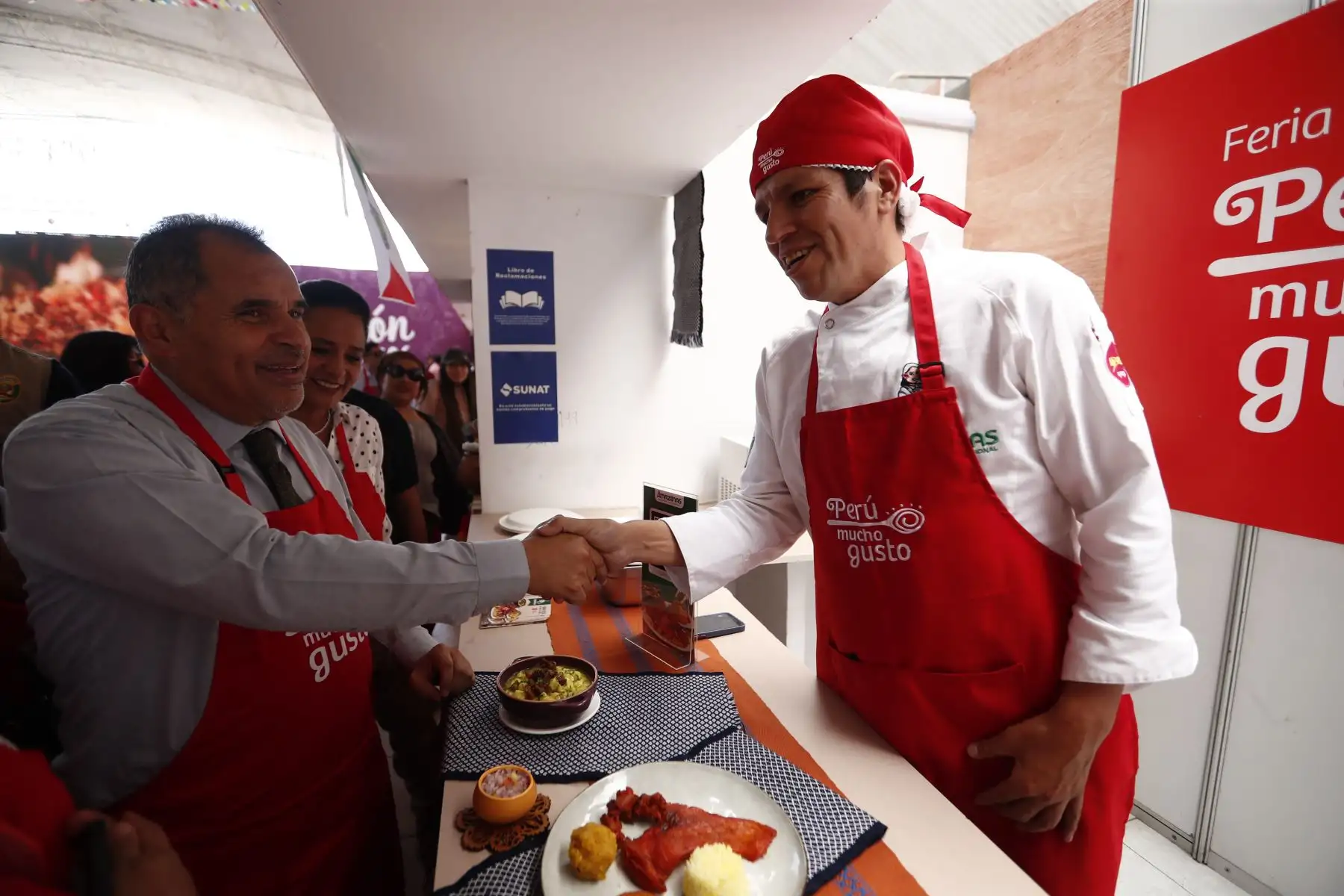El ministro de Comercio Exterior y Turismo, Juan Carlos Mathews, estuvo presente en la inauguración de la feria Perú Mucho Gusto Tacna 2023, a la cual también acudieron otras autoridades locales y regionales. Foto: ANDINA/Vidal Tarqui
