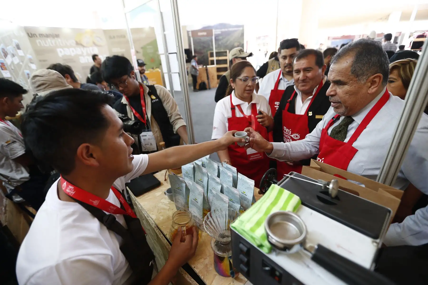 El ministro de Comercio Exterior y Turismo, Juan Carlos Mathews, estuvo presente en la inauguración de la feria Perú Mucho Gusto Tacna 2023, a la cual también acudieron otras autoridades locales y regionales. Foto: ANDINA/Vidal Tarqui