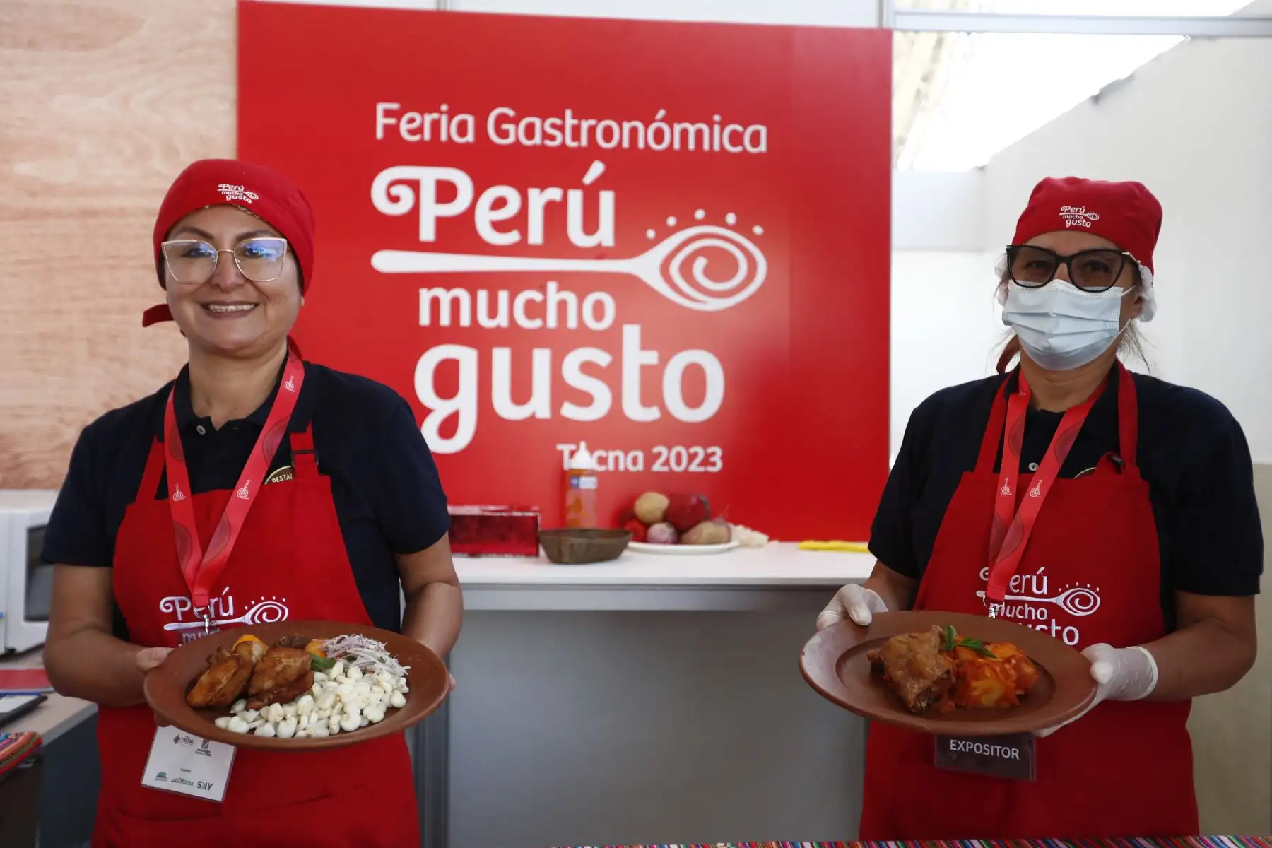 La feria gastronómica Perú Mucho Gusto Tacna 2023 ofrece al público diversos platos de la gastronomía peruana de todas sus regiones, así como artesanías y shows de música en vivo. Foto: ANDINA/Daniel Bracamonte