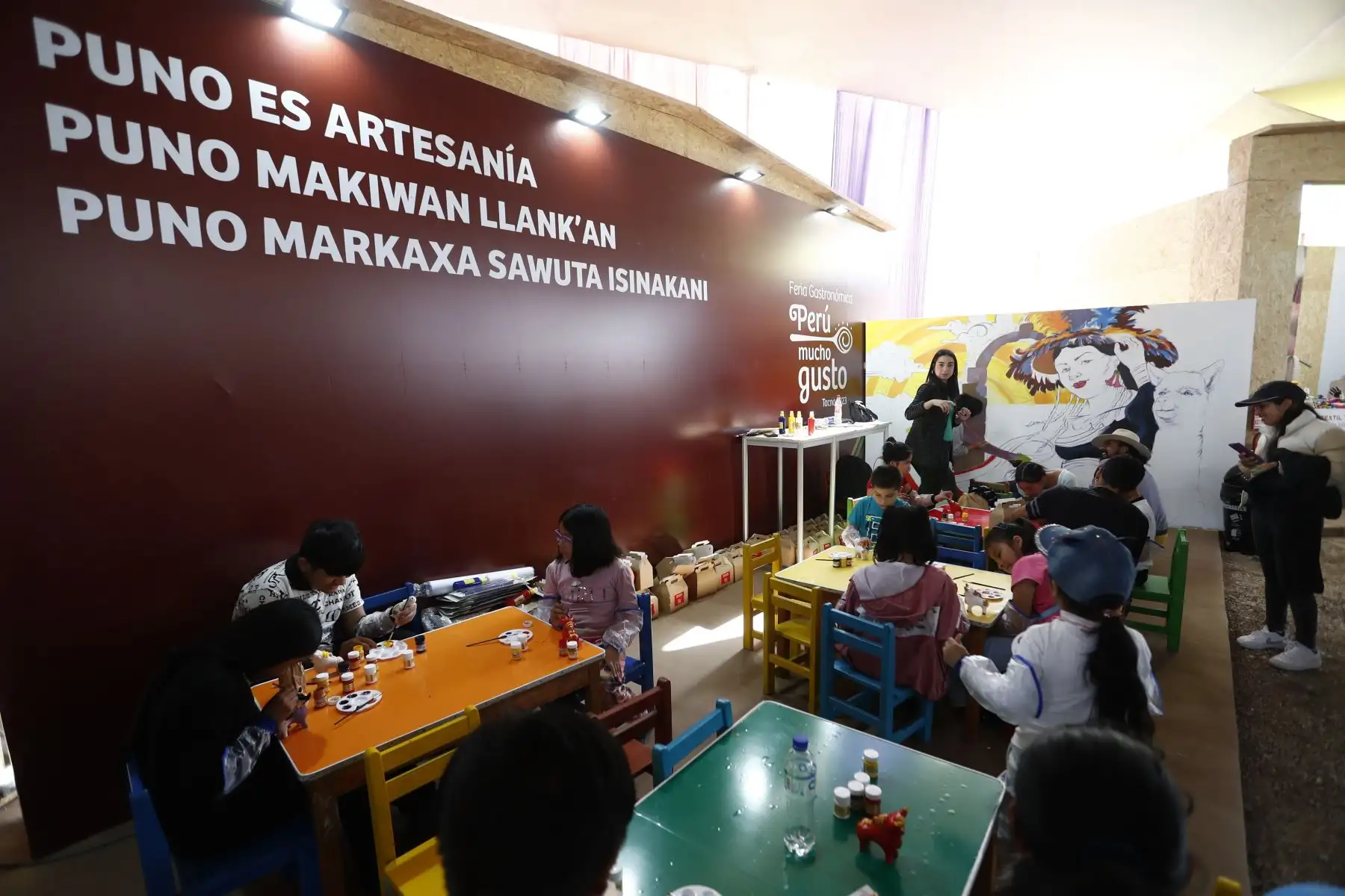 La feria gastronómica Perú Mucho Gusto Tacna 2023 ofrece al público diversos platos de la gastronomía peruana de todas sus regiones, así como artesanías y shows de música en vivo. Foto: ANDINA/Daniel Bracamonte