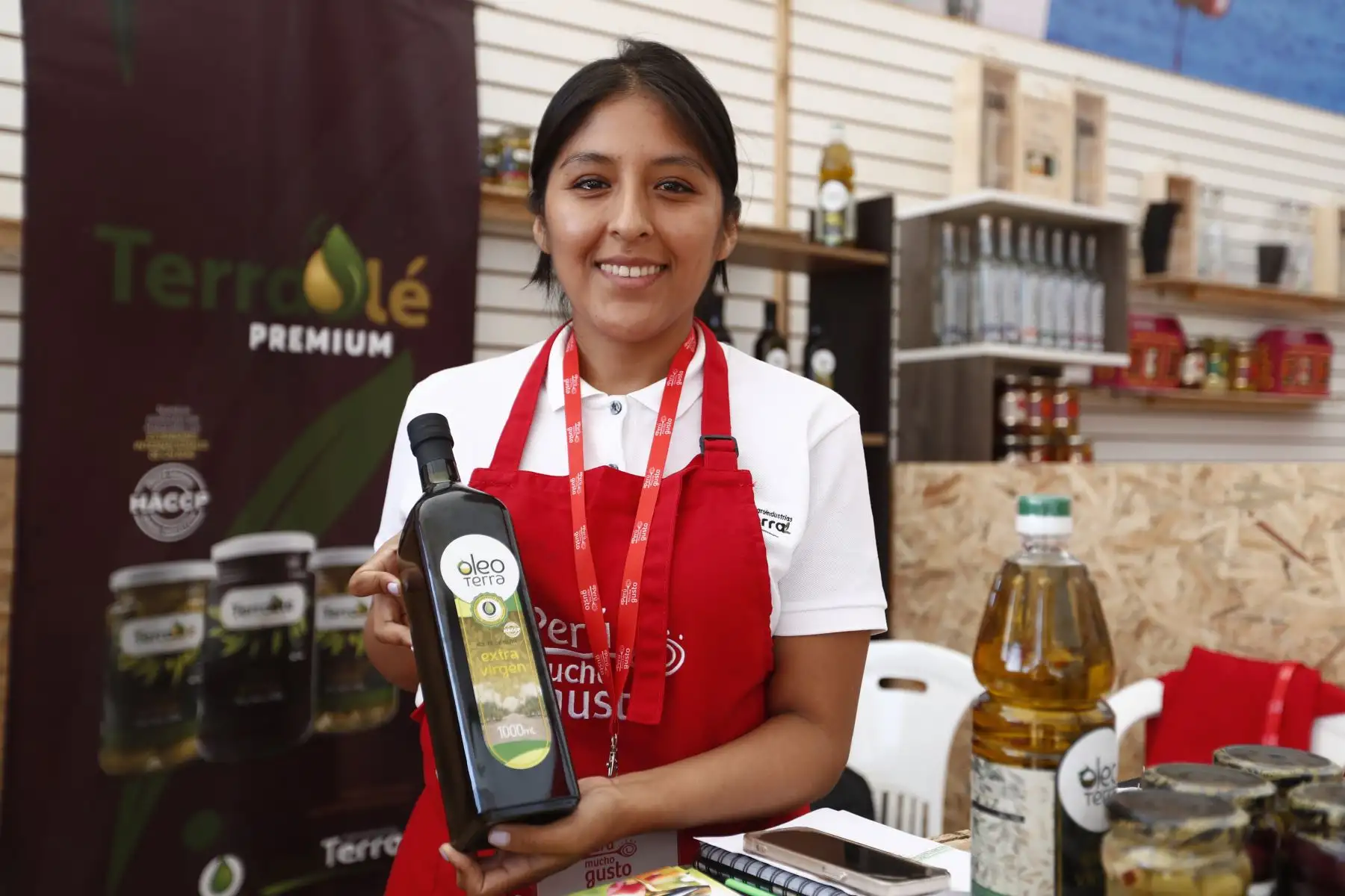 La feria gastronómica Perú Mucho Gusto Tacna 2023 ofrece al público diversos platos de la gastronomía peruana de todas sus regiones, así como artesanías y shows de música en vivo. Foto: ANDINA/Daniel Bracamonte