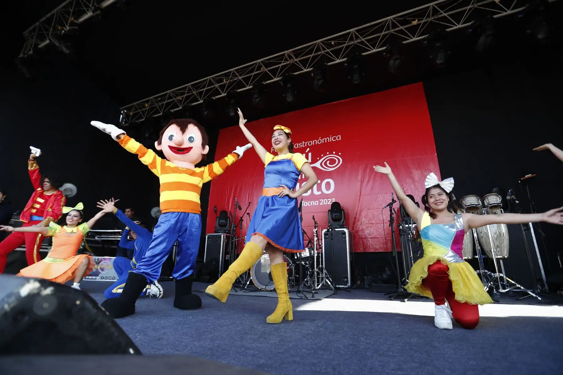 La feria gastronómica Perú Mucho Gusto Tacna 2023 ofrece al público diversos platos de la gastronomía peruana de todas sus regiones, así como artesanías y shows de música en vivo. Foto: ANDINA/Daniel Bracamonte