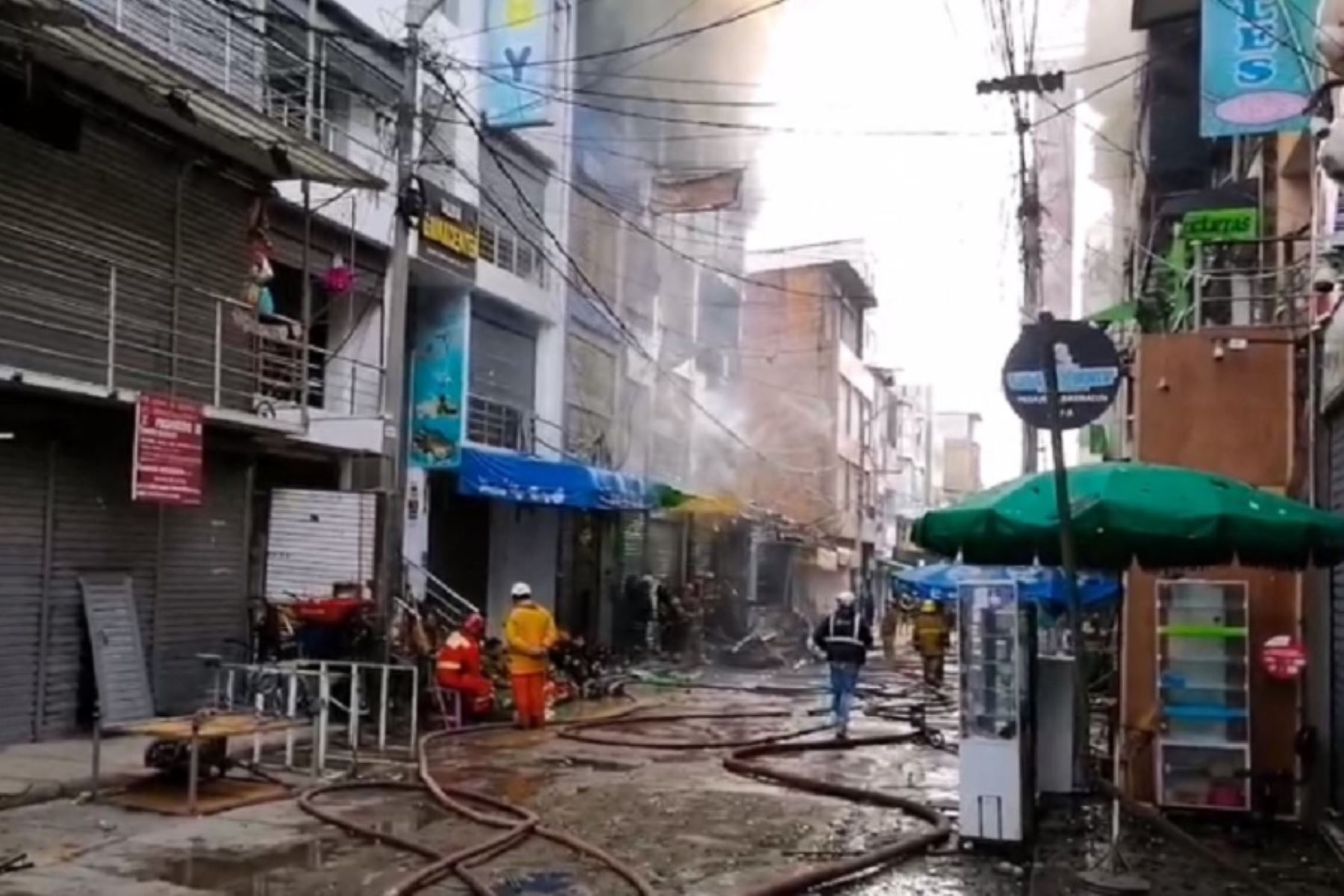 Un gran incendio que empezó la madrugada de este sábado 16 de septiembre consumió cinco edificios comerciales en la zona conocida como Albarracín, ubicada en la urbanización Palermo, en el cercado de la ciudad de Trujillo, región La Libertad. Las pérdidas materiales por ahora son incalculables.