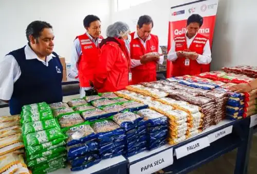 El viceministro de Prestaciones Sociales del Ministerio de Desarrollo e Inclusión Social (Midis), Alejandro Pozo, verificó la preparación y el servido de alimentos para el desayuno saludable de 273 estudiantes de inicial y primaria de la Institución Educativa N° 22800 - Coprodeli San Fernando de Ica.