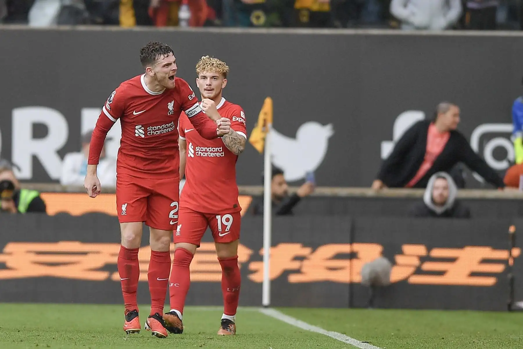 Ndrew Robertson de Liverpool celebra el segundo gol de su equipo tras anotar durante el partido de la Premier League inglesa entre Wolverhampton Wanderers y Liverpool FC en Wolverhampton, Gran Bretaña, el 16 de septiembre de 2023. (Reino Unido)Foto: EFE