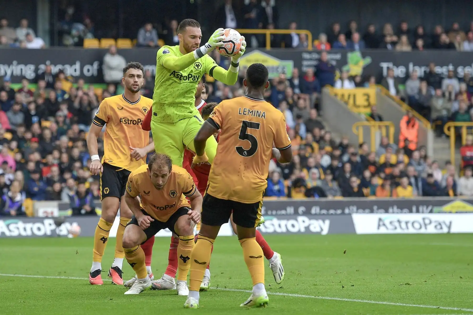 José Sa de Wolverhampton Wanderers atrapa el balón durante el partido de la Premier League inglesa entre Wolverhampton Wanderers y Liverpool FC en Wolverhampton, Gran Bretaña, el 16 de septiembre de 2023. (Reino Unido)
Foto: EFE