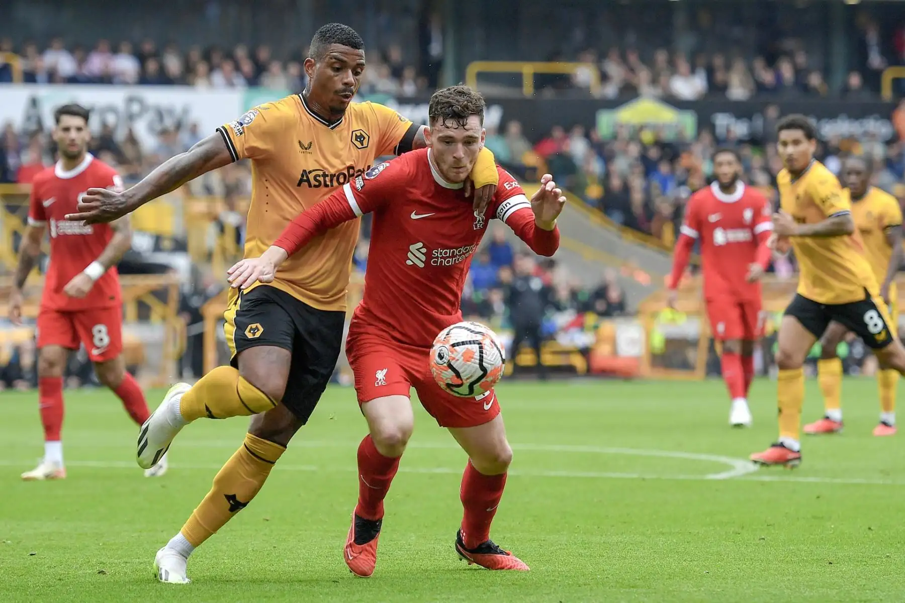 Andrew Robertson de Liverpool y Mario Lemina de Wolverhampton Wanderers luchan por el balón durante el partido de la Premier League inglesa entre Wolverhampton Wanderers y Liverpool FC en Wolverhampton, Gran Bretaña, el 16 de septiembre de 2023. (Reino Unido)Foto: EFE