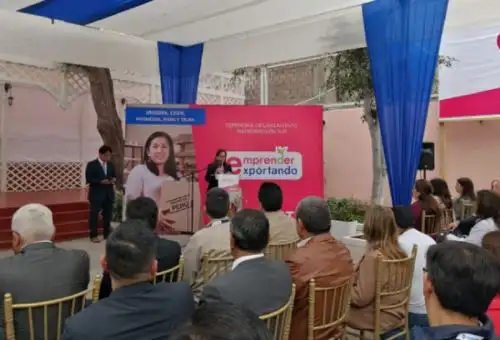 La Superintendencia Nacional de Aduanas y de Administración Tributaria (Sunat) lanzó el programa Emprender Exportando para la macrorregión sur en la Casa Zela de la ciudad de Tacna, con el objetivo de brindar capacitación y asistencia técnica en materia aduanera y tributaria a los micro y pequeños empresarios de esa parte del país, impulsando sus emprendimientos como potenciales exportadores.
