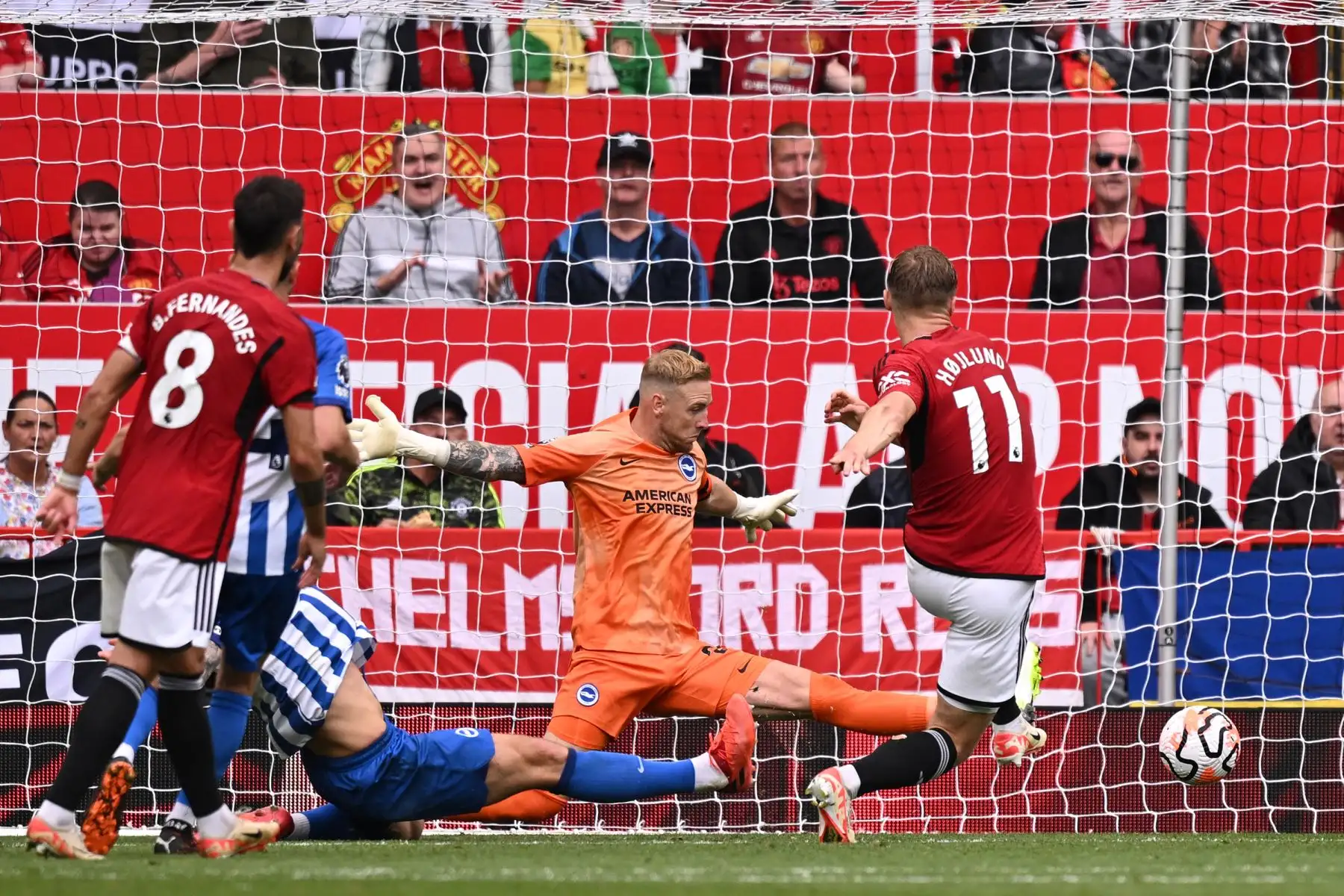 El delantero danés del Manchester United #11 Rasmus Hojlund (R) anota, pero después de una revisión del VAR (árbitro asistente de vídeo) no se permite durante el partido de fútbol de la Liga Premier inglesa entre el Manchester United y Brighton y Hove Albion en Old Trafford en Manchester, noroeste de Inglaterra. el 16 de septiembre de 2023.
Foto: AFP
