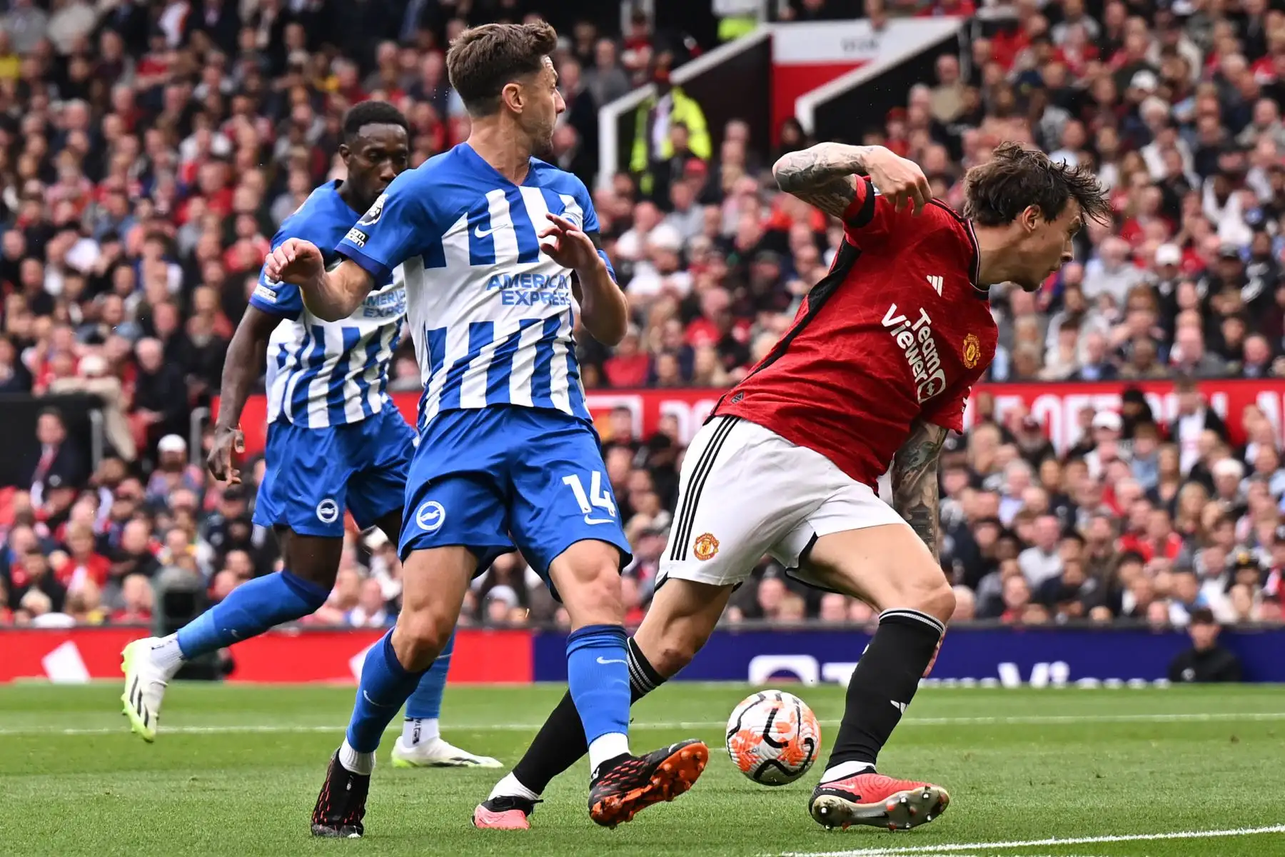 El delantero inglés del Brighton #18 Danny Welbeck (L) dispara para marcar el gol inicial del partido de fútbol de la Premier League inglesa entre el Manchester United y Brighton y Hove Albion en Old Trafford en Manchester, noroeste de Inglaterra, el 16 de septiembre de 2023.
Foto: AFP