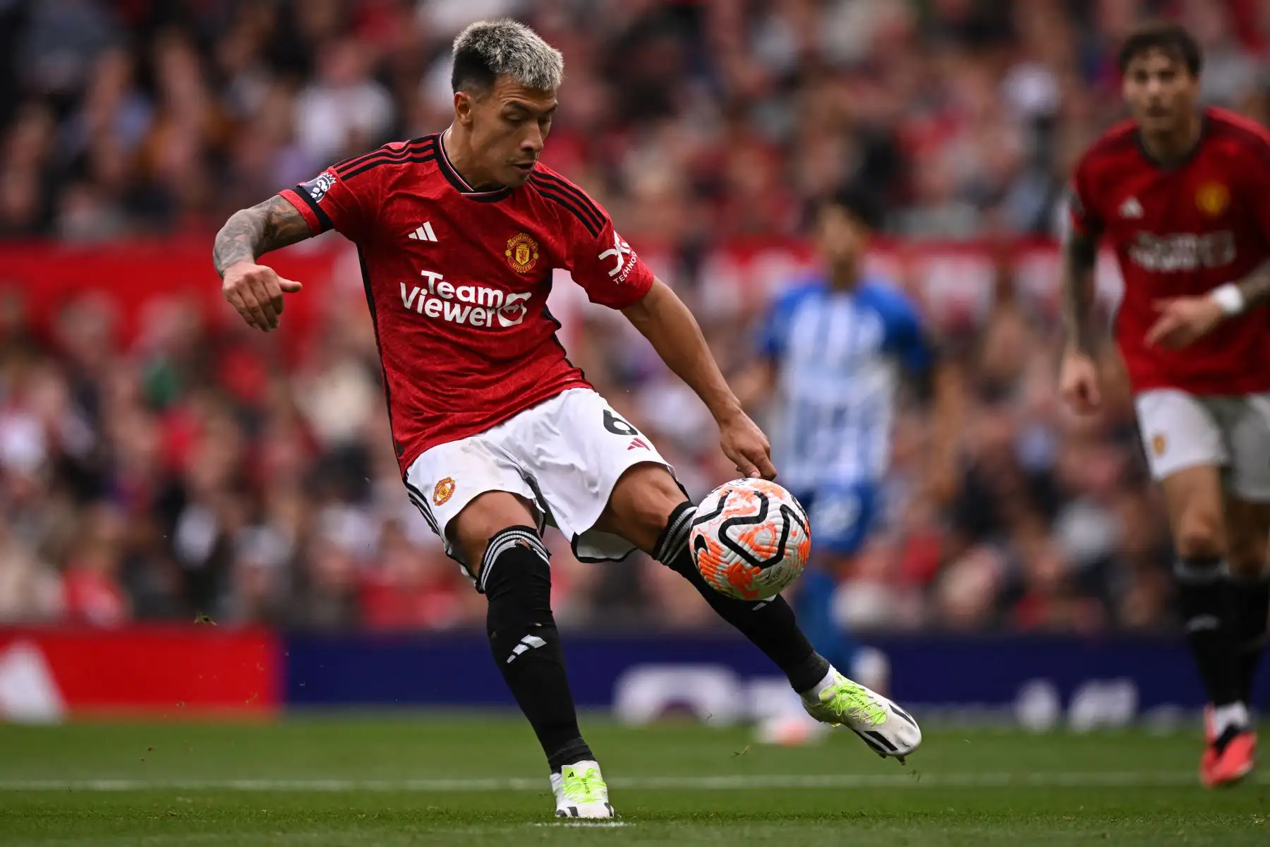 El defensor argentino del Manchester United #06 Lisandro Martínez controla el balón durante el partido de fútbol de la Premier League inglesa entre el Manchester United y Brighton y Hove Albion en Old Trafford en Manchester, noroeste de Inglaterra, el 16 de septiembre de 2023.
Foto: AFP