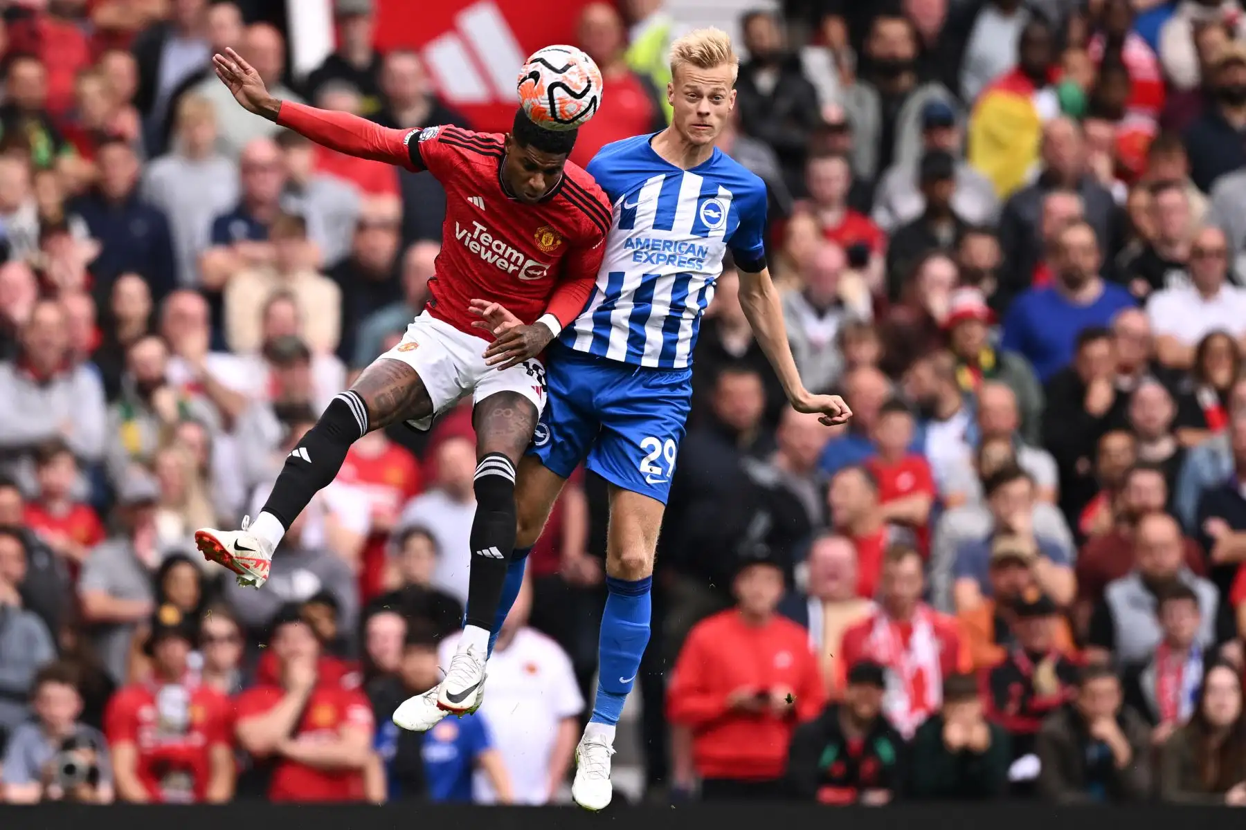 El delantero inglés del Manchester United #10 Marcus Rashford (L) compite con el defensor holandés de Brighton #29 Jan Paul van Hecke (R) durante el partido de fútbol de la Liga Premier inglesa entre el Manchester United y Brighton y Hove Albion en Old Trafford en Manchester, noroeste de Inglaterra. el 16 de septiembre de 2023.Foto: AFP