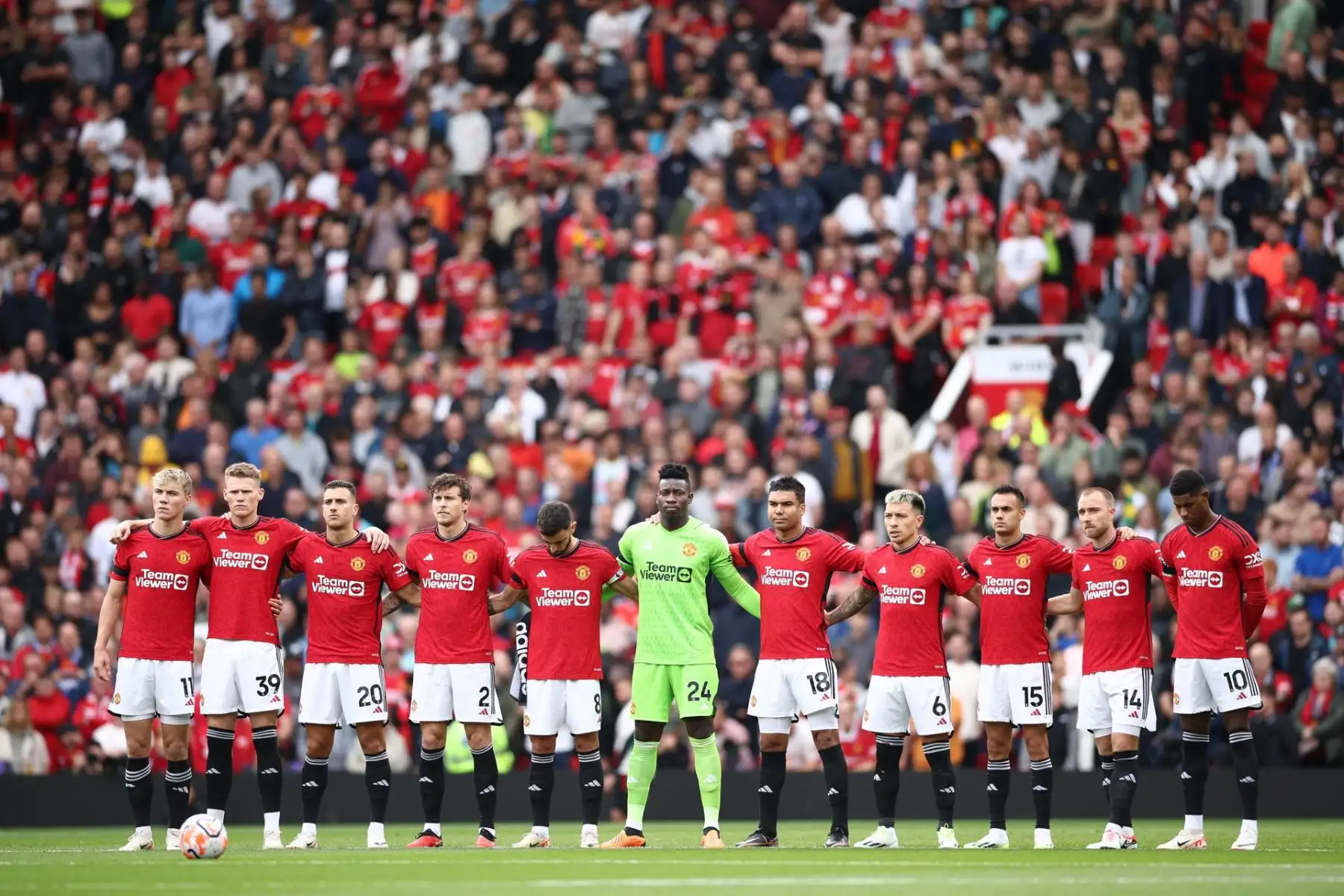 Los jugadores del Manchester United se alinean antes del inicio para rendir homenaje a las víctimas de los desastres en Marruecos y Libia antes del partido de fútbol de la Premier League inglesa entre el Manchester United y Brighton y Hove Albion en Manchester, Gran Bretaña, el 16 de septiembre de 2023. (Libia, Marruecos, Reino Unido)Foto: EFE