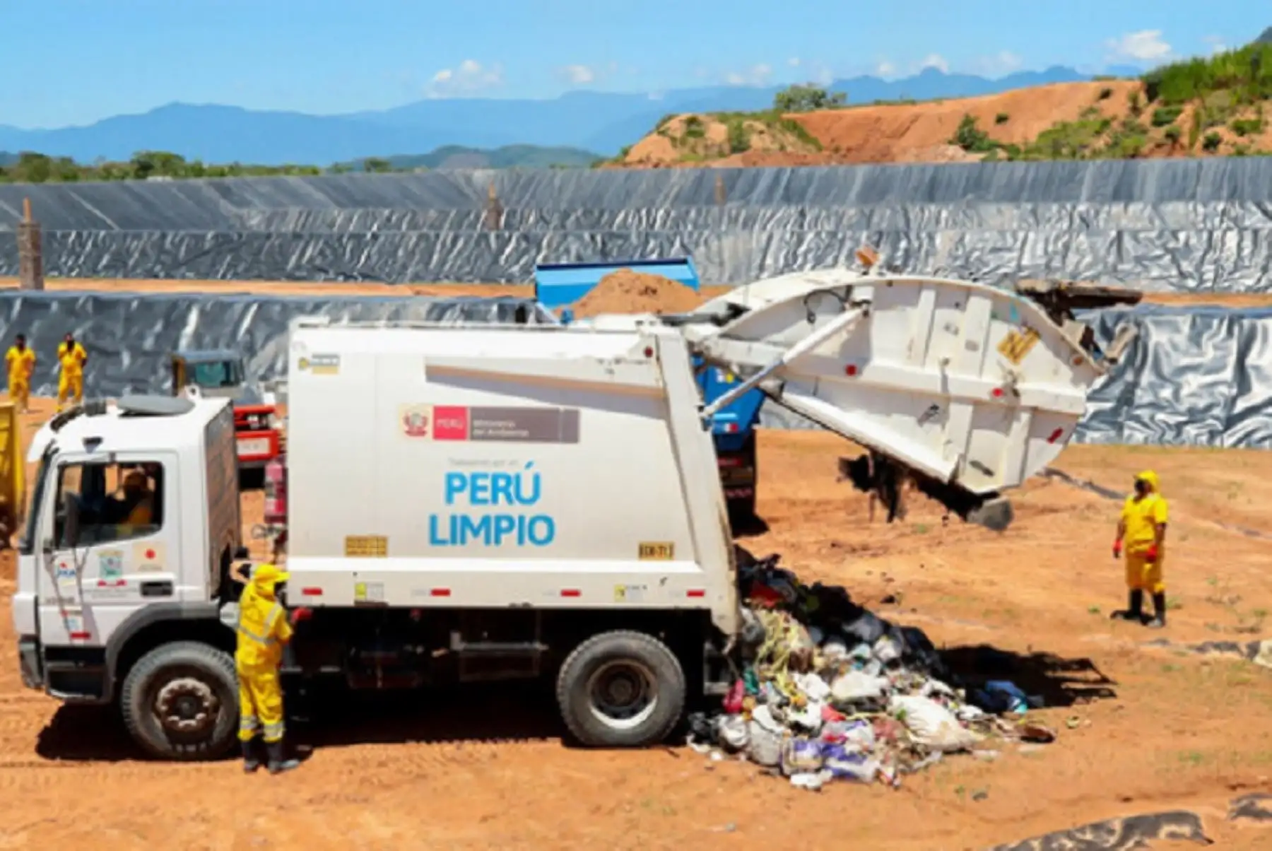 El Ministerio del Ambiente (Minam) viene implementando la estrategia Perú Limpio, con el objetivo de fomentar y fortalecer en la ciudadanía buenas prácticas ambientales para el consumo responsable, así como la minimización en la generación de residuos sólidos, la segregación y valorización de los residuos sólidos, articulando esfuerzos con los actores públicos y privados, como parte integral de la transición hacia una economía circular.