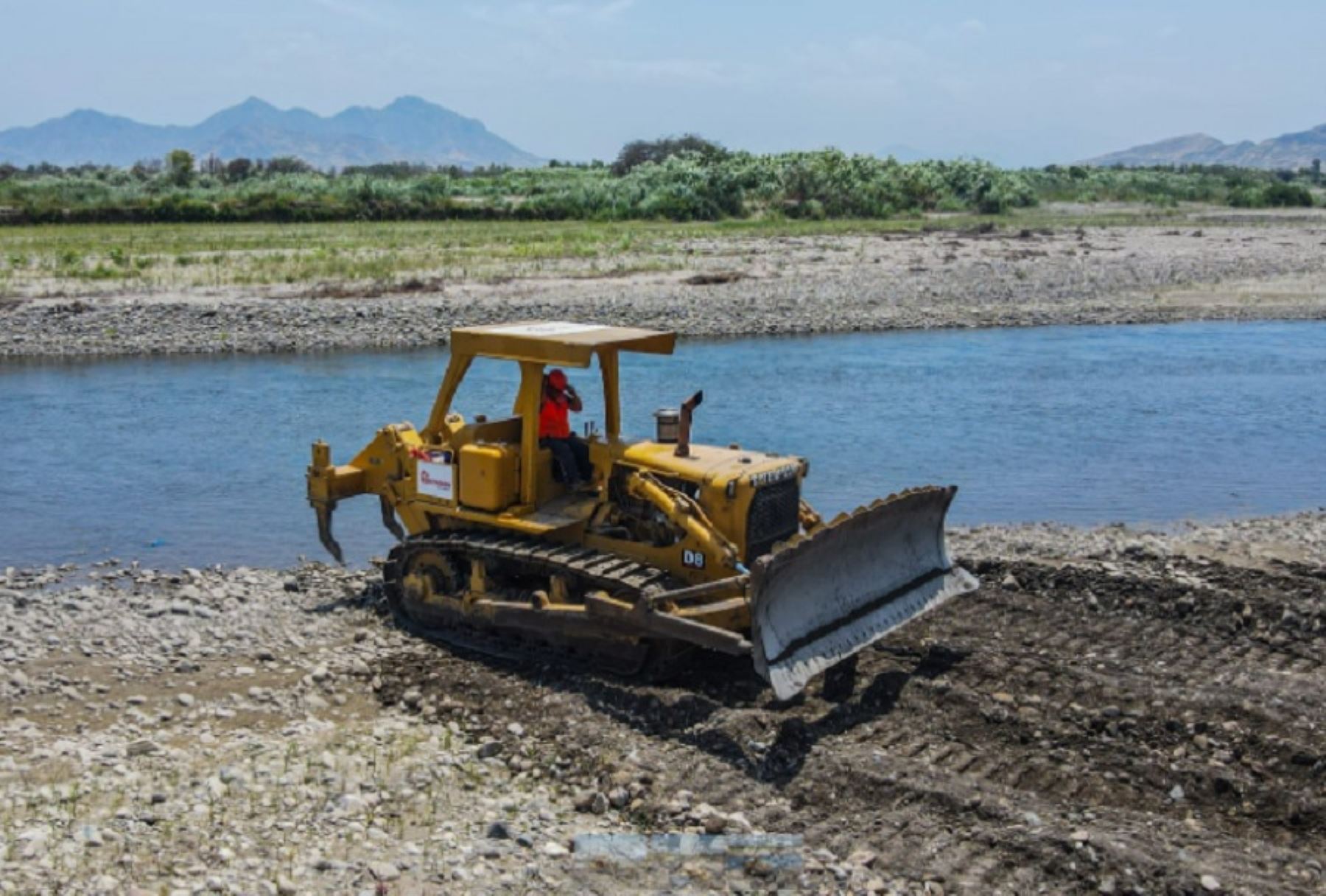 Con el objetivo de prevenir los efectos del fenómeno de El Niño global, la Autoridad para la Reconstrucción con Cambios (ARCC) inició los trabajos de limpieza y descolmatación en ambas márgenes del río Chancay, distrito de Chongoyape, provincia de Chiclayo, región Lambayeque.