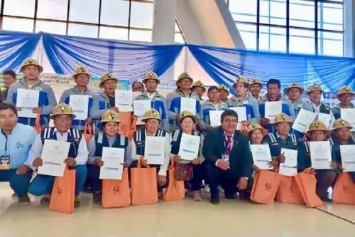 En el marco de la clausura de la "I Expo Feria Titikaka Mining 2023", el Ministerio de Energía y Minas (Minem) realizó gestiones con la Dirección Regional de Energía y Minas (DREM) de Puno para viabilizar la incorporación de 28 mineros artesanales a la formalidad a través de contratos de explotación en la concesión minera Media Naranja N° 1000, de la compañía minera Ayapata S.A.