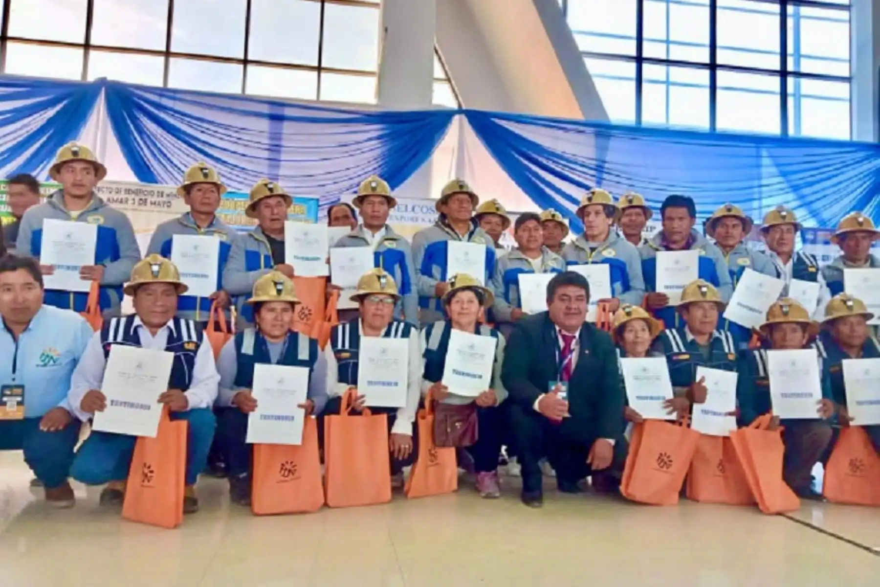 En el marco de la clausura de la "I Expo Feria Titikaka Mining 2023", el Ministerio de Energía y Minas (Minem) realizó gestiones con la Dirección Regional de Energía y Minas (DREM) de Puno para viabilizar la incorporación de 28 mineros artesanales a la formalidad a través de contratos de explotación en la concesión minera Media Naranja N° 1000, de la compañía minera Ayapata S.A.