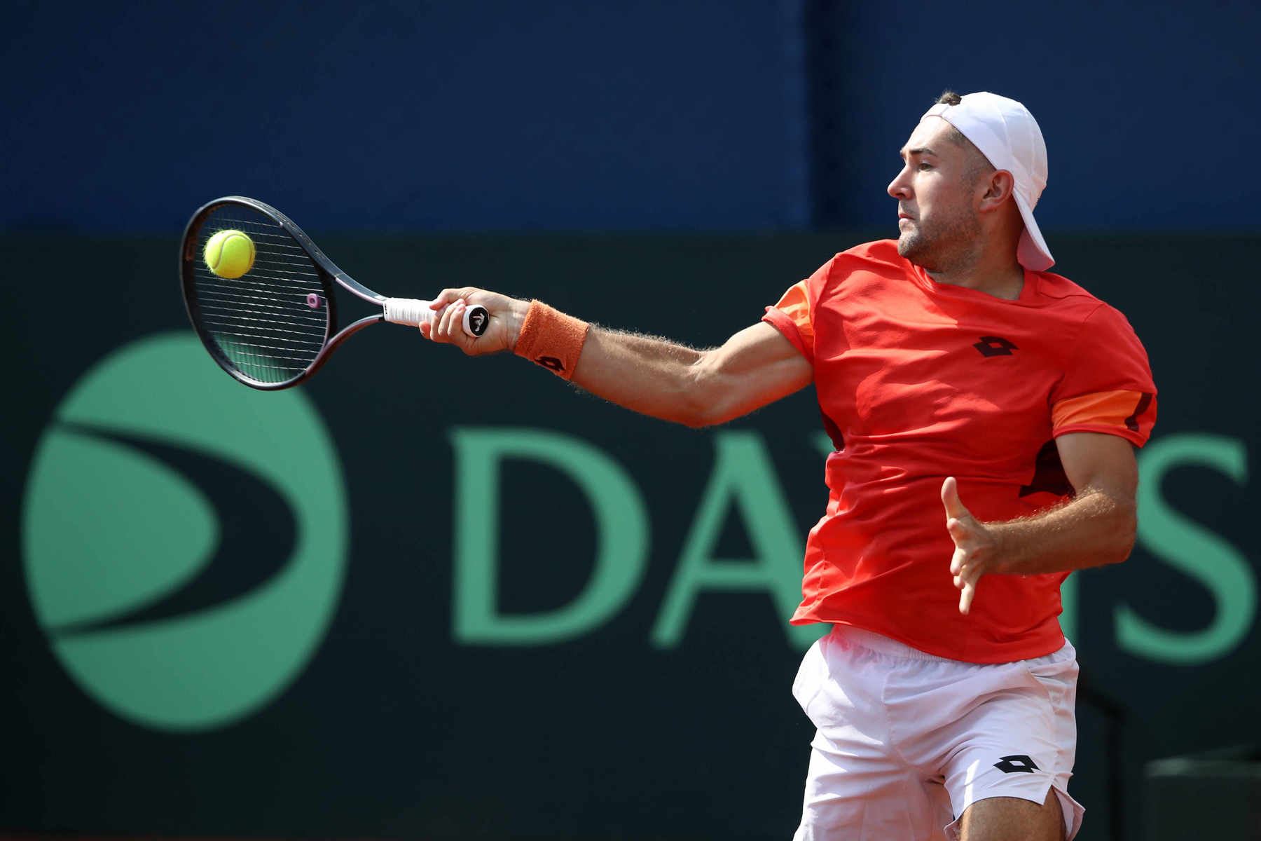 Viktor Durasovik de Noruega en acción ante Gonzalo Bueno de Perú, durante un partido por el Grupo Mundial de la Copa Davis, hoy, en Lima . Foto: EFE