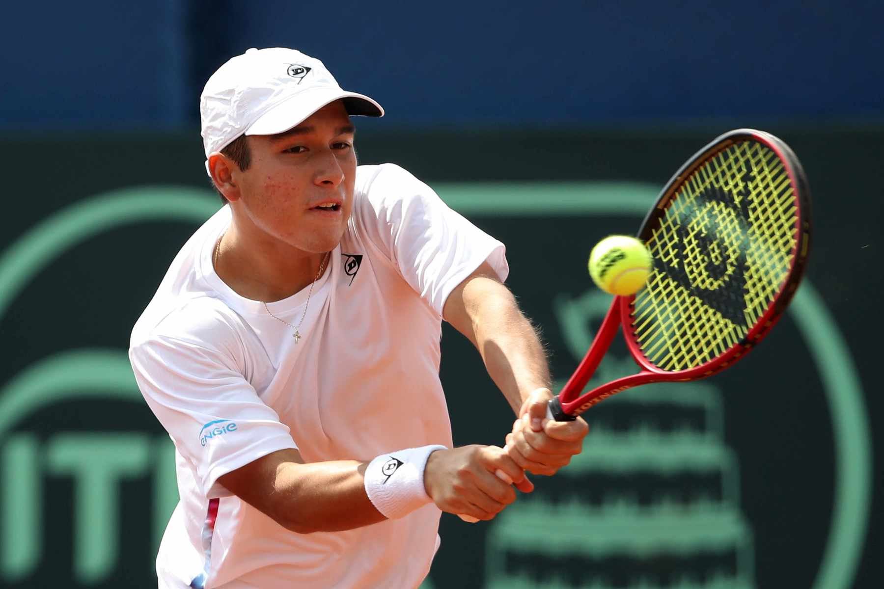 Gonzalo Bueno de Perú en acción ante Viktor Durasovik de Noruega, durante un partido por el Grupo Mundial de la Copa Davis, hoy, en Lima (Perú). Foto: EFE