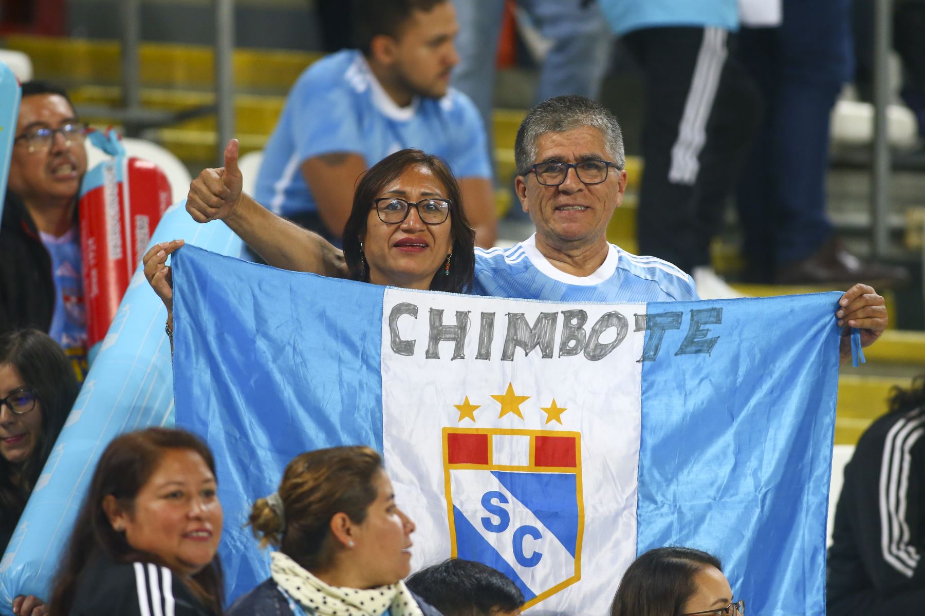 Hinchas de Sporting Cristal alientan a su equipo  por la fecha 13 del Torneo Clausura en el Estadio Nacional de Lima. 

Foto: Andina/ Eddy Ramos