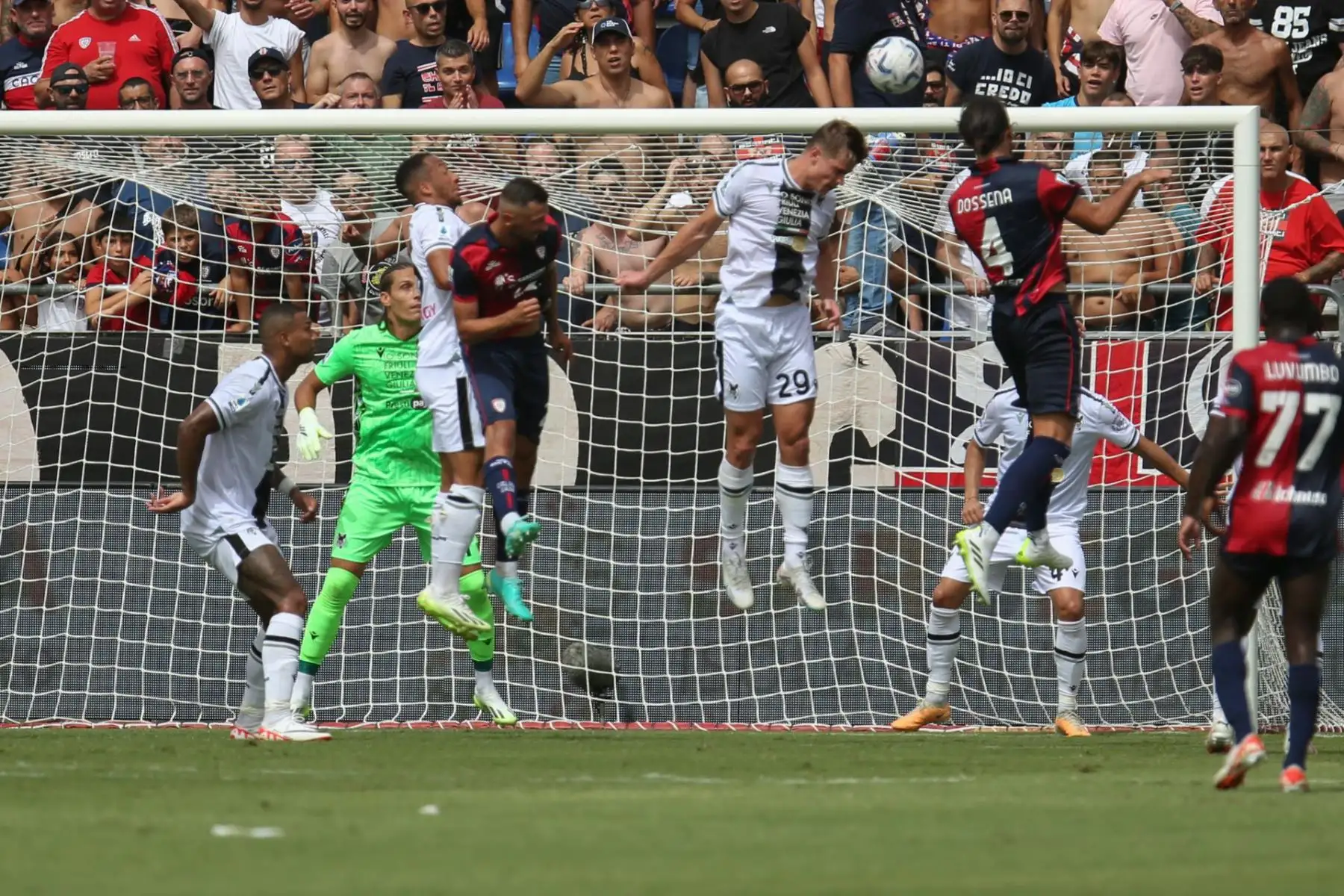 Alberto Dossena (R) de Cagliari en acción durante el partido de fútbol de la Serie A italiana Cagliari Calcio vs Udinese Calcio en la Unipol Domus en Cagliari, Italia, 17 de septiembre de 2023. (Italia)
Foto: EFE