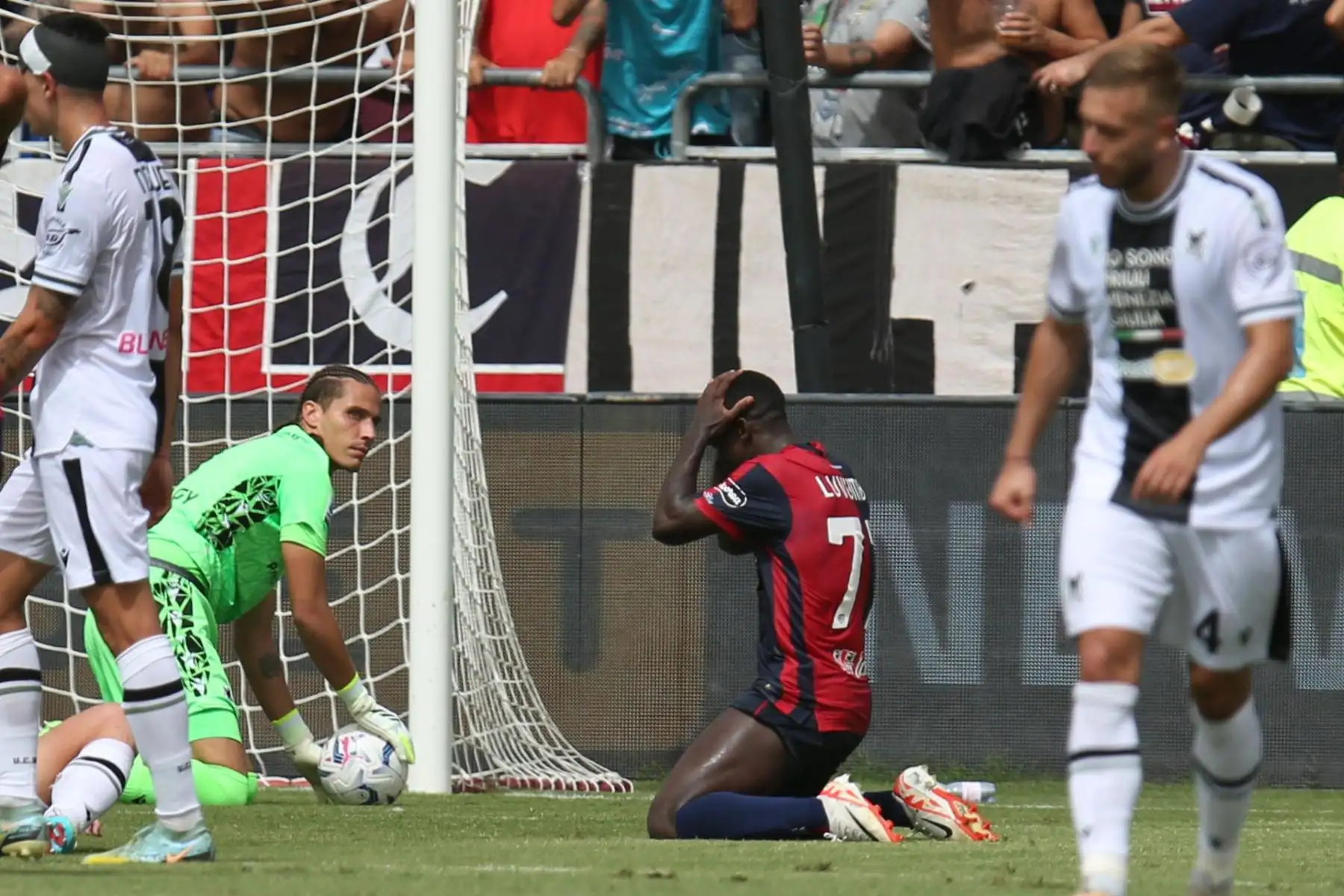 Zito Luumbo (C) de agliari en acción durante el partido de fútbol de la Serie A italiana Cagliari Calcio vs Udinese Calcio en la Unipol Domus de Cagliari, Italia, el 17 de septiembre de 2023.
Foto: EFE