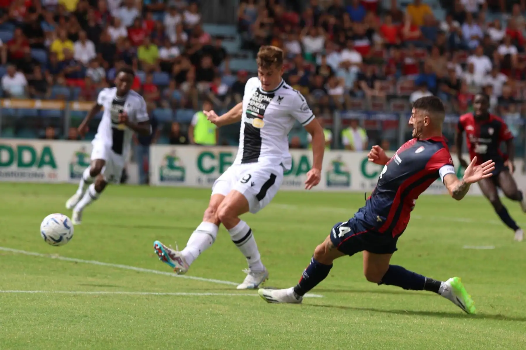 Alessandro Deiola (L) de Cagliari y Jaka Bijol (R) de Udinese en acción durante el partido de fútbol de la Serie A italiana Cagliari Calcio vs Udinese Calcio en la Unipol Domus de Cagliari, Italia, el 17 de septiembre de 2023.
Foto: EFE