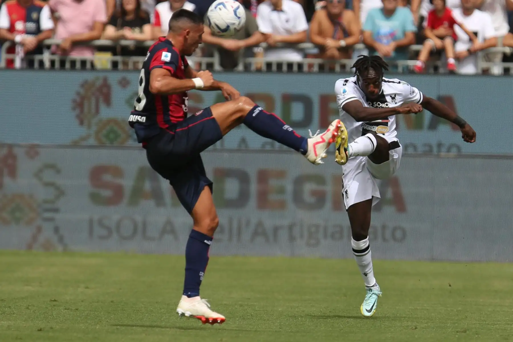 Gabriele Zappa (L) de Cagliari y Hassane Kamara (R) de Udinese en acción durante el partido de fútbol de la Serie A italiana Cagliari Calcio vs Udinese Calcio en la Unipol Domus en Cagliari, Italia, 17 de septiembre de 2023. (Italia)
Foto: EFE