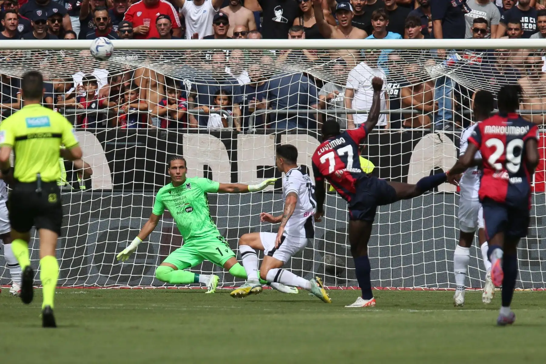 Zito Luumbo (C) de Cagliari en acción durante el partido de fútbol de la Serie A italiana Cagliari Calcio vs Udinese Calcio en la Unipol Domus de Cagliari, Italia, el 17 de septiembre de 2023. Foto: EFE