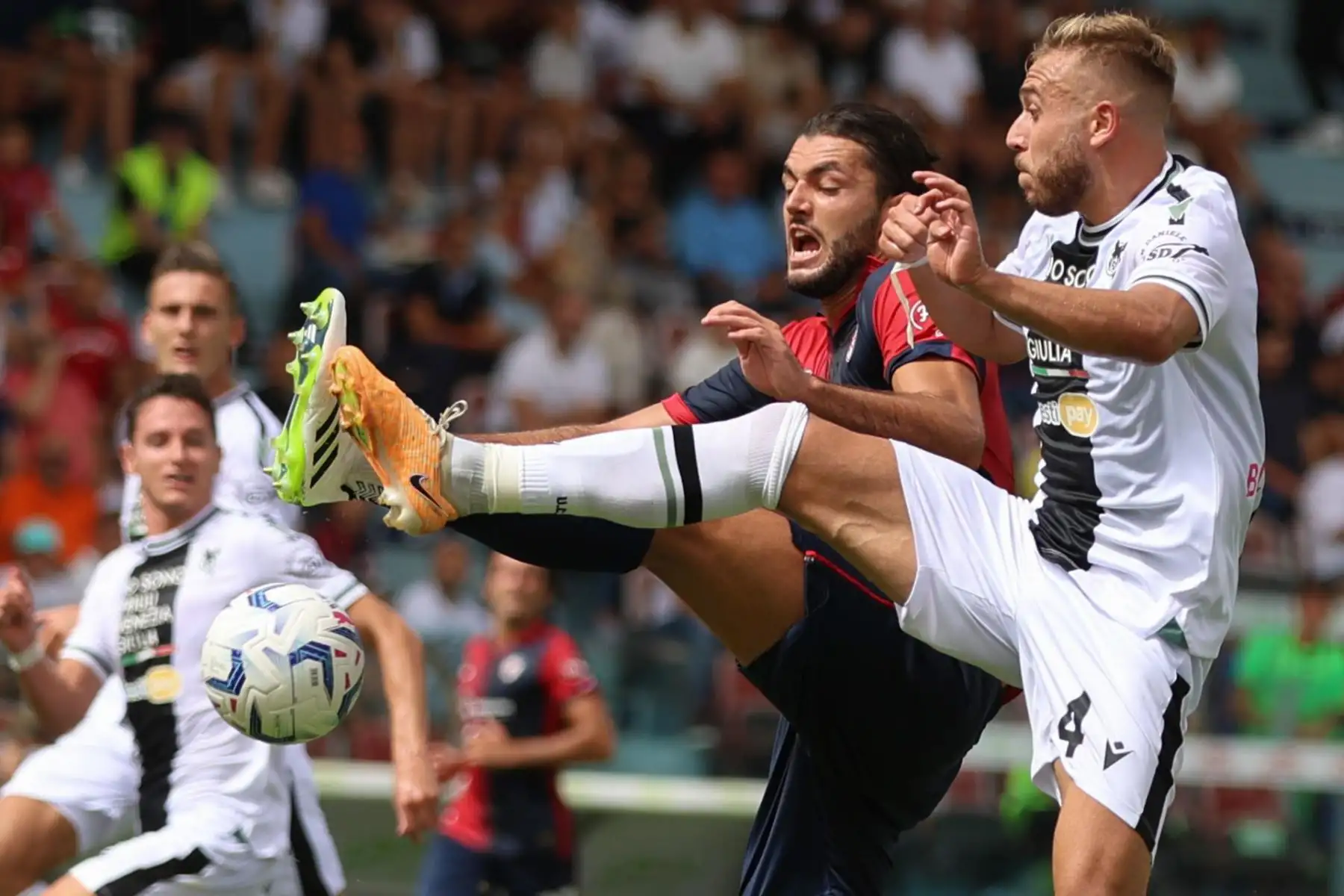Alberto Dossena (L) de Cagliari y Sandi Lovric (R) de Udinese en acción durante el partido de fútbol de la Serie A italiana Cagliari Calcio vs Udinese Calcio en la Unipol Domus en Cagliari, Italia, el 17 de septiembre de 2023.

Foto: EFE