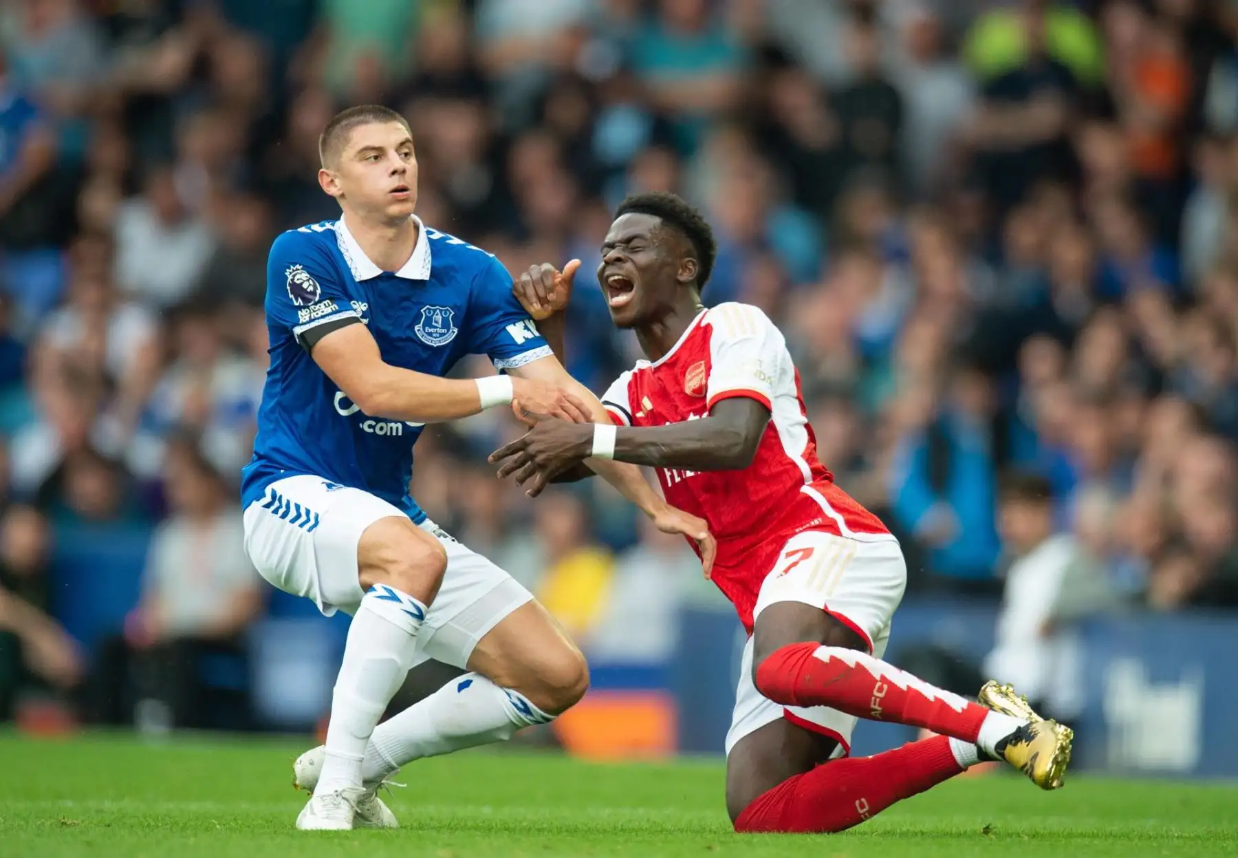Vitaliy Mykolenko (L) del Everton en acción con Bukayo Saka (R) del Arsenal durante el partido de la Premier League inglesa entre el Everton FC y el Arsenal FC en Liverpool, Gran Bretaña, el 17 de septiembre de 2023.
Foto: EFE
