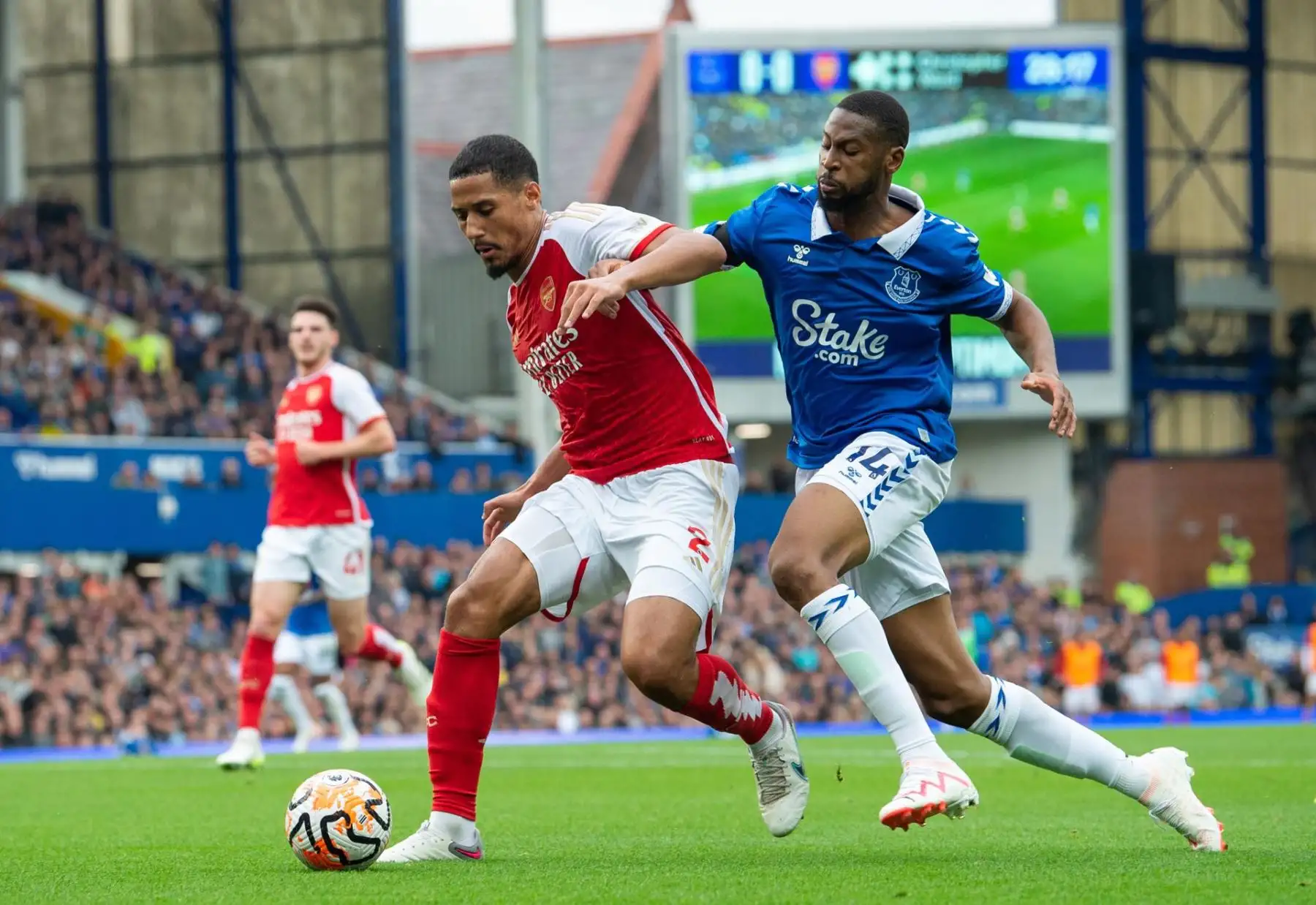William Saliba (L) del Arsenal en acción con Beto (R) del Everton durante el partido de la Premier League inglesa entre el Everton FC y el Arsenal FC en Liverpool, Gran Bretaña, el 17 de septiembre de 2023.
Foto: AFP
