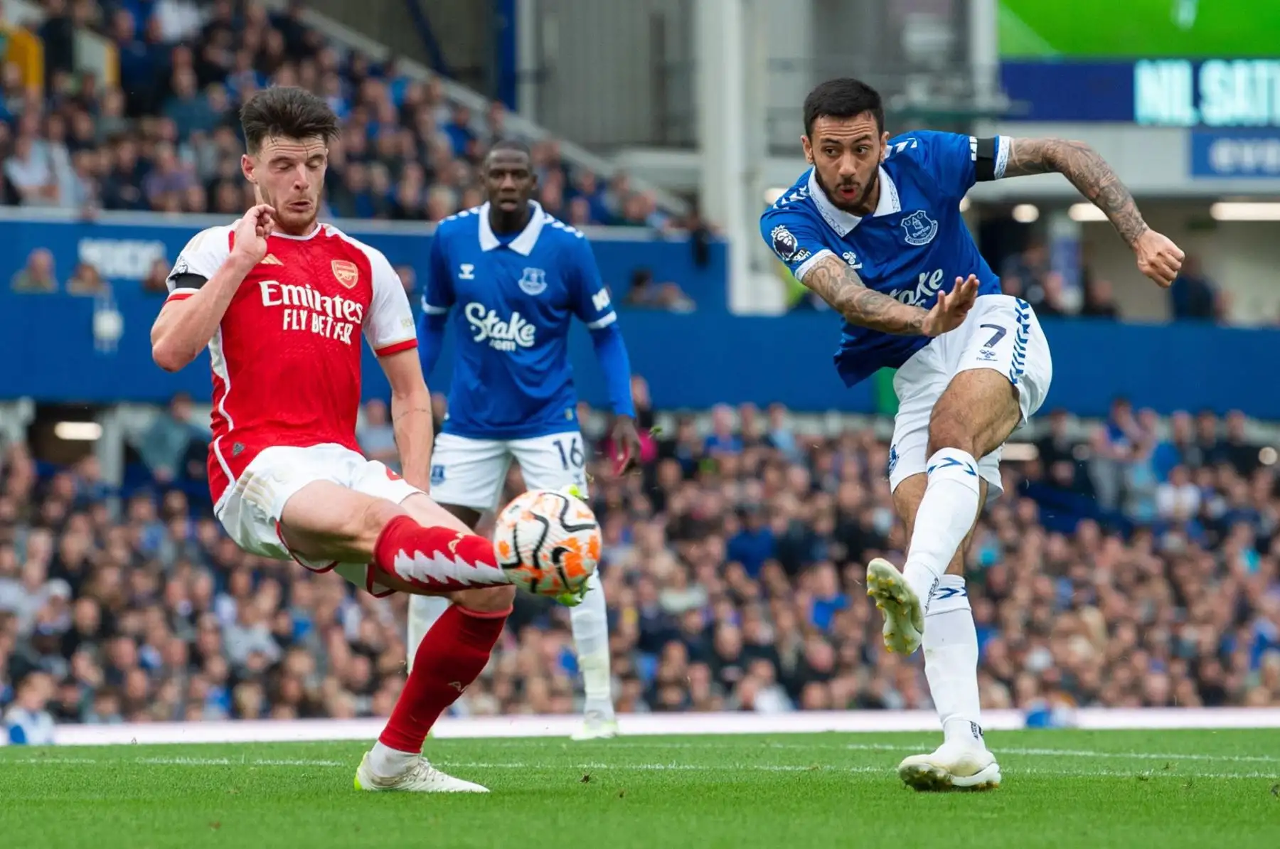 Dwight McNeil (R) del Everton dispara durante el partido de la Premier League inglesa entre el Everton FC y el Arsenal FC en Liverpool, Gran Bretaña, el 17 de septiembre de 2023.
Foto: EFE