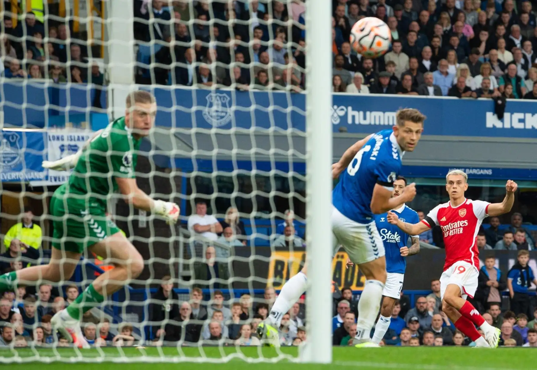 Leandro Trossard (R) del Arsenal anota el gol inicial 0-1 durante el partido de la Premier League inglesa entre el Everton FC y el Arsenal FC en Liverpool, Gran Bretaña, el 17 de septiembre de 2023. (Reino Unido)
Foto: EFE