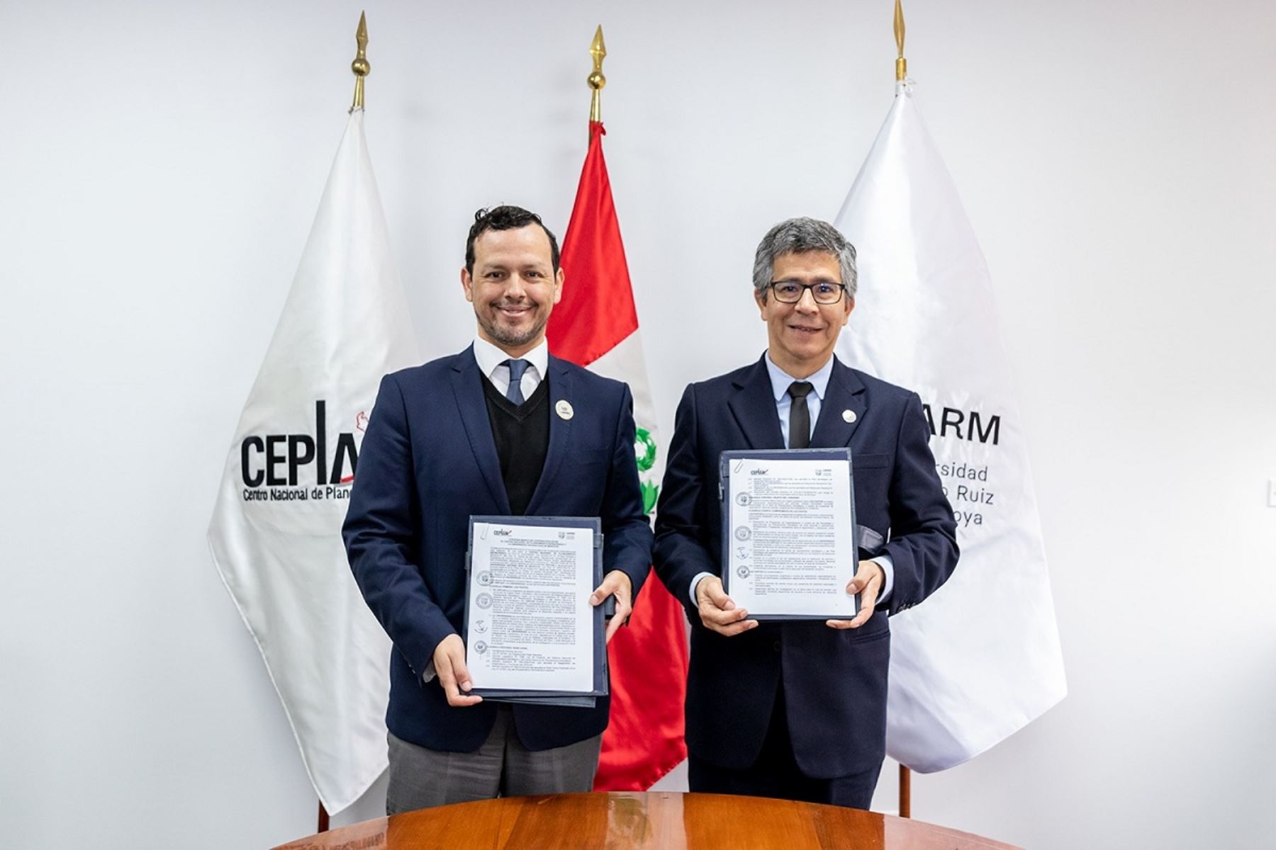 El presidente del Consejo Directivo del Ceplan, Giofianni Peirano Torriani y el rector de la UARM, P. Rafael Fernández Hart SJ, firmaron convenio de cooperación. Foto: Cortesía.