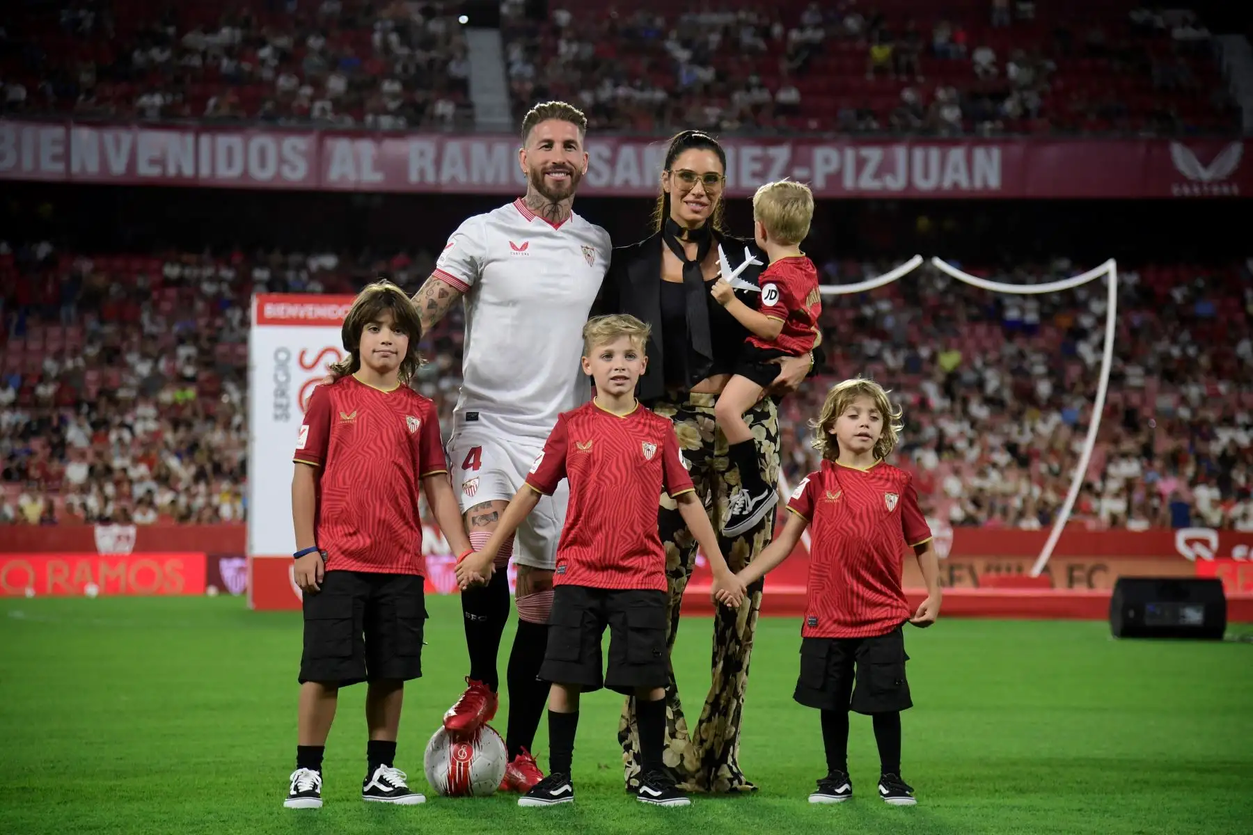 El recién fichado defensor español del Sevilla, Sergio Ramos, su esposa, la actriz y presentadora de televisión española Pilar Rubio, y sus hijos posan para una fotografía durante su presentación oficial en Sevilla, el 6 de septiembre de 2023. El veterano exdefensor español Sergio Ramos regresó a su ciudad natal Club Sevilla después de 18 años fuera.
Foto: EFE