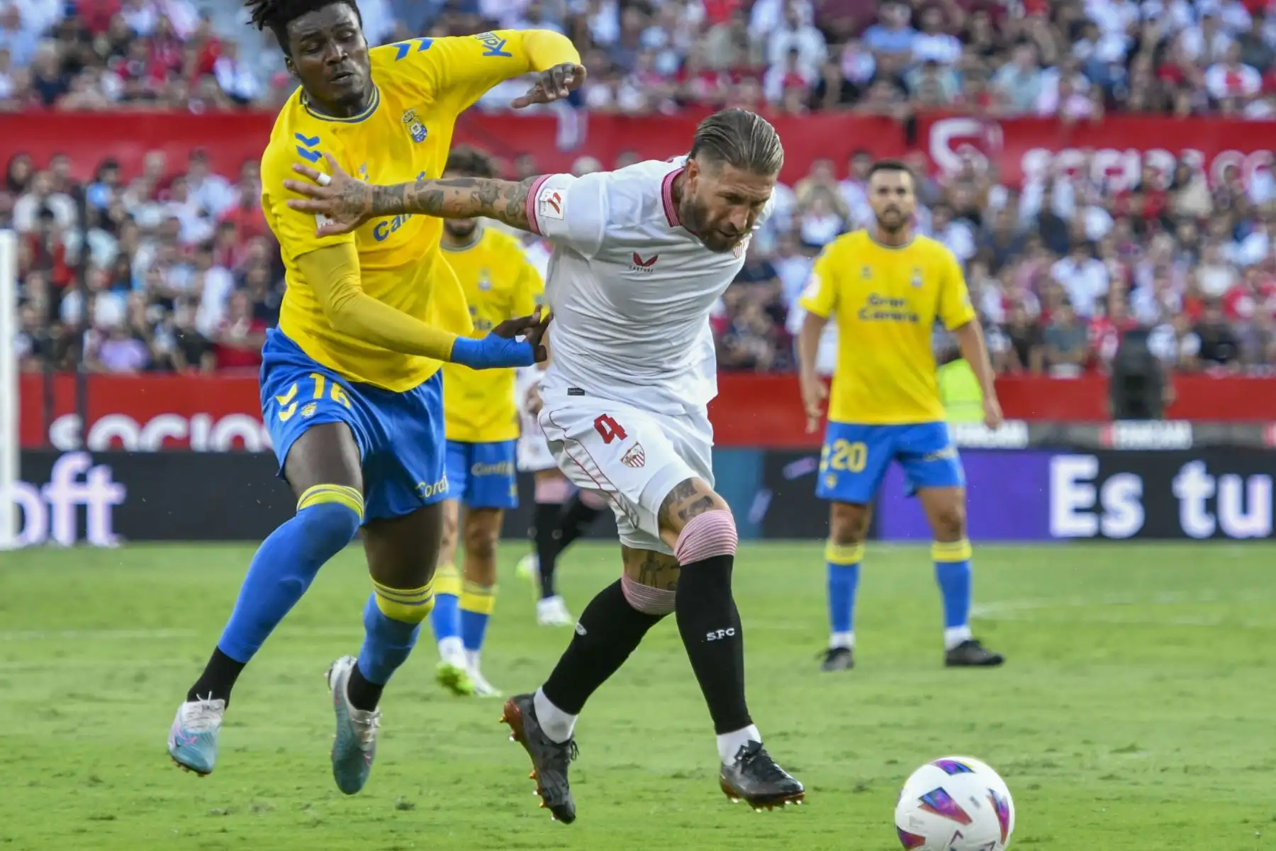 Sergio Ramos  del Sevilla FC y Sory Kaba del UD Las Palmas, disputan un balón durante el partido de liga correspondiente a la quinta jornada que se ha disputado esta tarde en el estadio Ramón Sánchez Pizjúan de Sevilla. 
Foto : EFE
