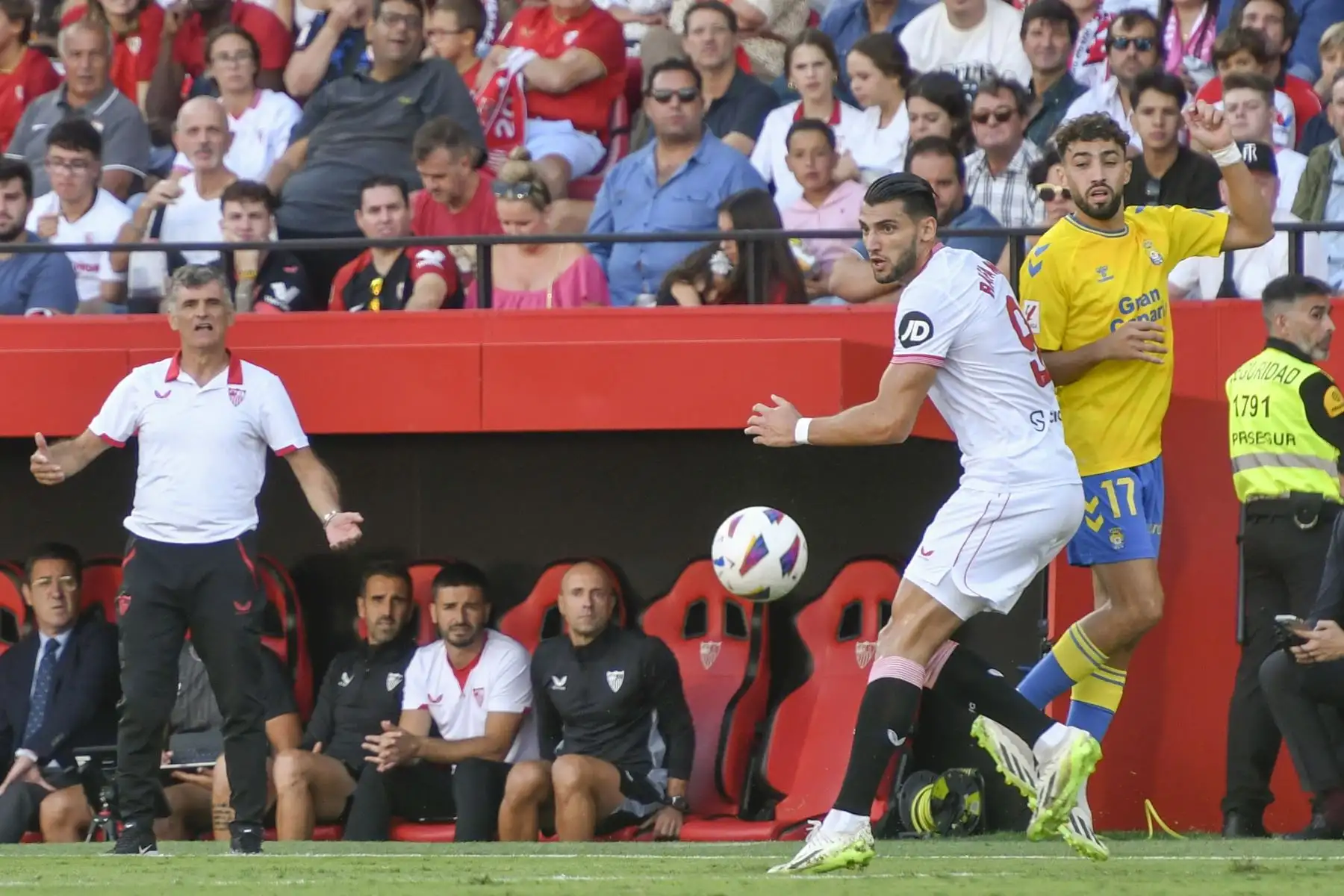 El técnico del Sevilla FC, José Luis Mendilibar , durante el partido de liga contra el UD Las Palmas correspondiente a la quinta jornada que se ha disputado esta tarde en el estadio Ramón Sánchez Pizjúan de Sevilla.
Foto: EFE