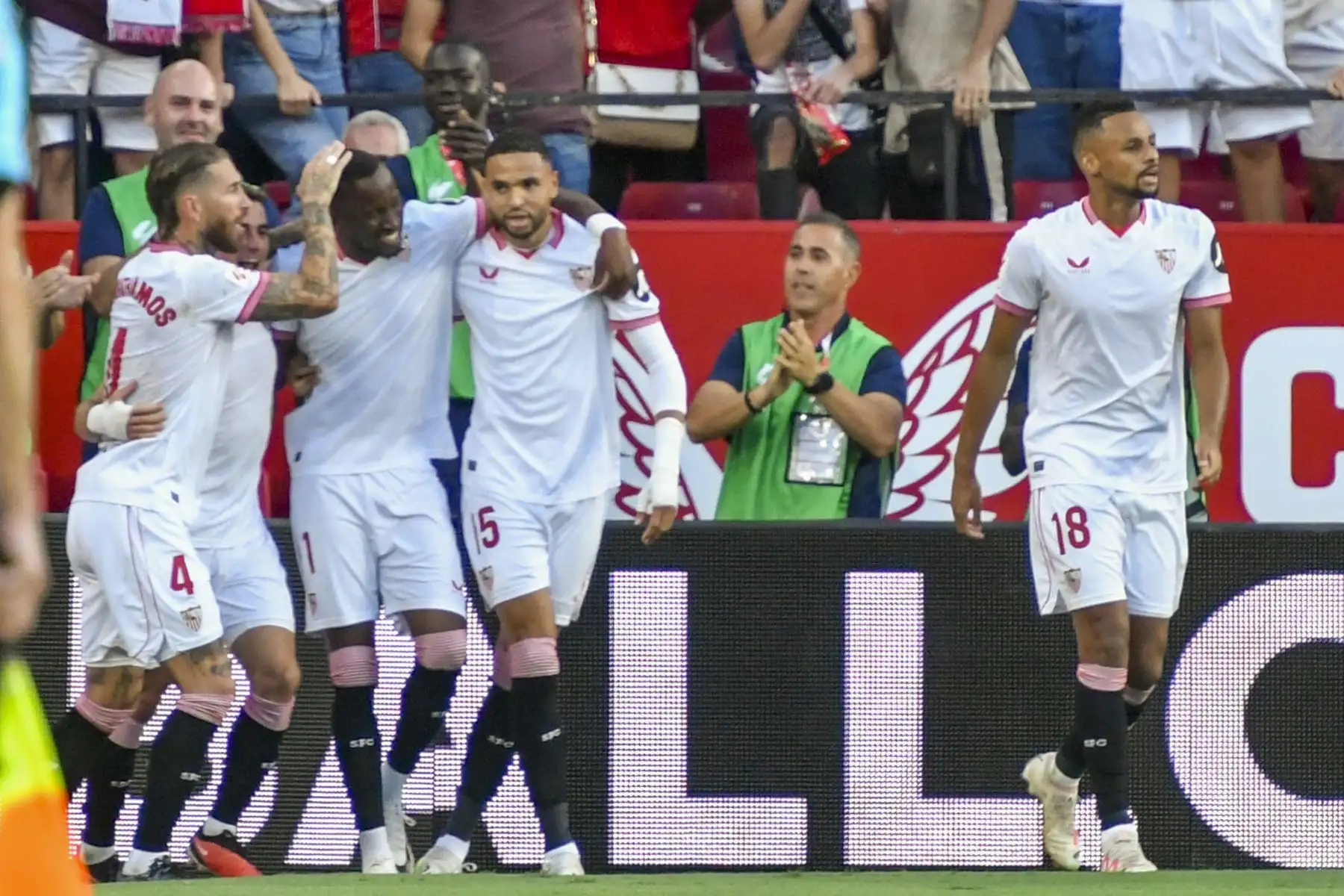 Los jugadores del Sevilla celebran el primer gol del equipo sevillista durante el encuentro correspondiente a la quinta jornada de primera división disputado hoy  frente a Las Palmas en el estadio Sánchez Pizjuán, en la capital andaluza. 
Foto: EFE