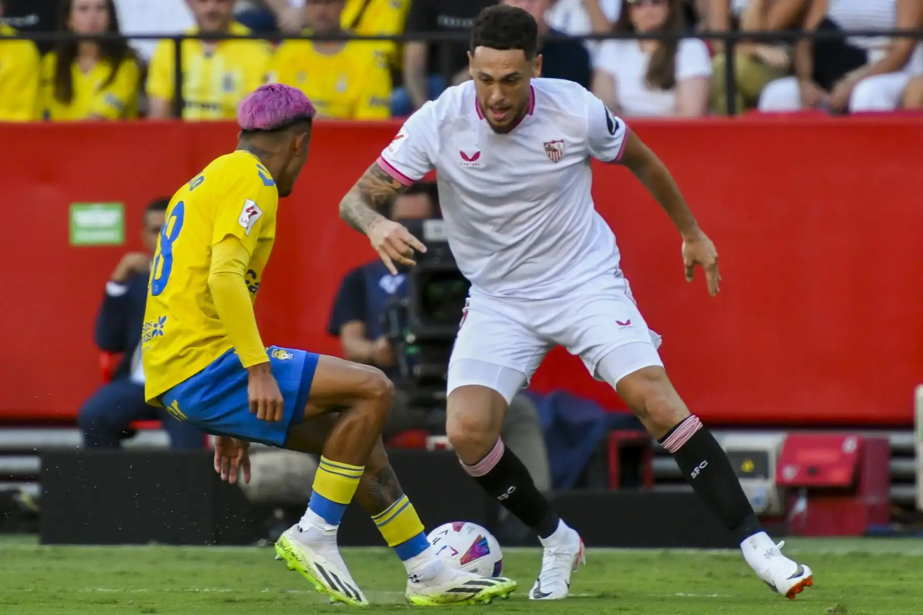 El centrocampista argentino del Sevilla, Lucas Ocampos , con el balón ante el defensa estadounidense de Las Palmas, Julian Araujo, durante el encuentro correspondiente a la quinta jornada de primera división disputado hoy Domingo en el estadio Sánchez Pizjuán, en la capital andaluza. 
Foto: EFE