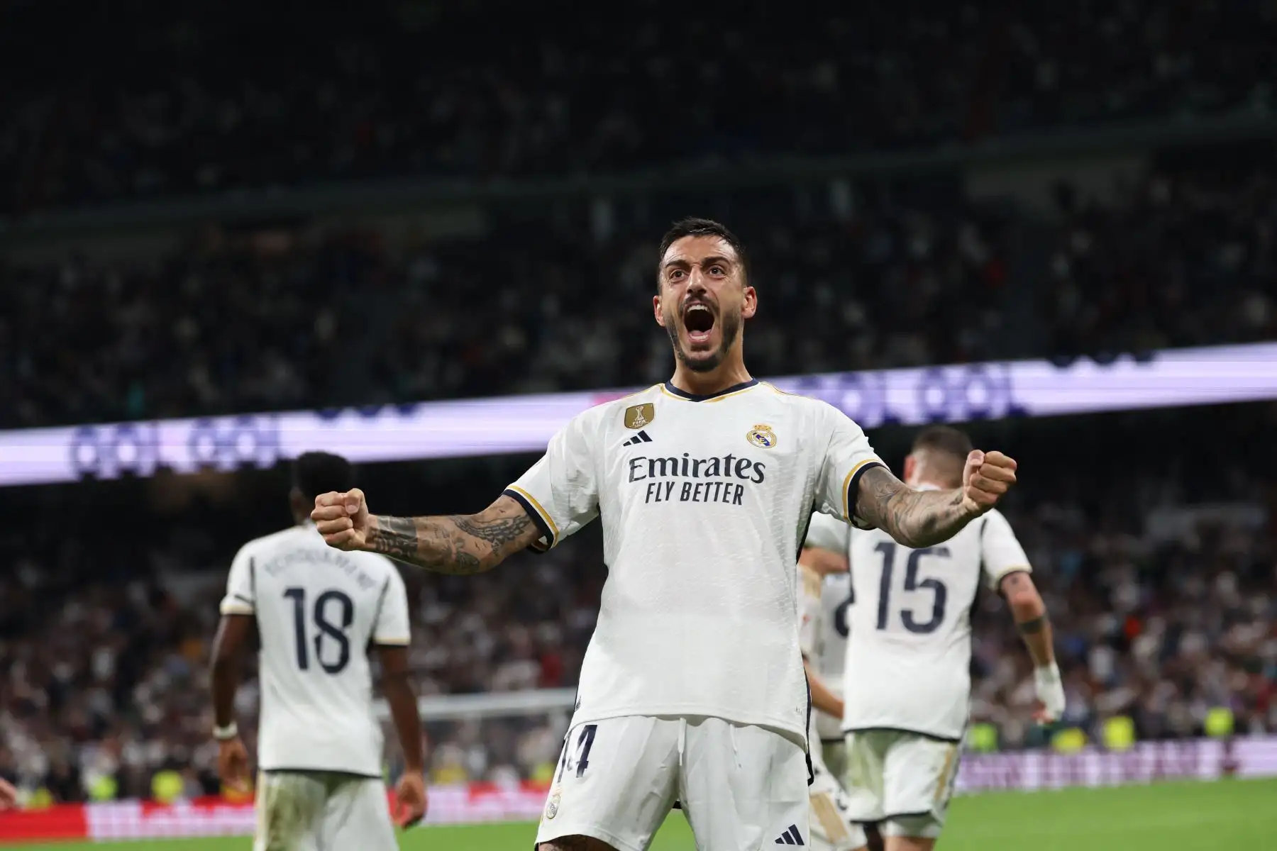 El delantero español del Real Madrid, Joselu celebra marcar el segundo gol de su equipo durante el partido de fútbol de la Liga española entre el Real Madrid y la Real Sociedad en el estadio Santiago Bernabeu de Madrid.
Foto: AFP
