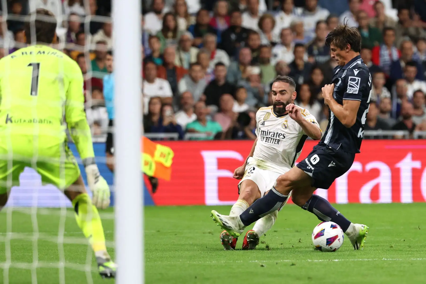 El defensor español del Real Madrid, Dani Carvajal compite con el defensor francés de la Real Sociedad, Robin Le Normand durante el partido de fútbol de la Liga española entre el Real Madrid y la Real Sociedad en el estadio Santiago Bernabeu de Madrid.
Foto: AFP
