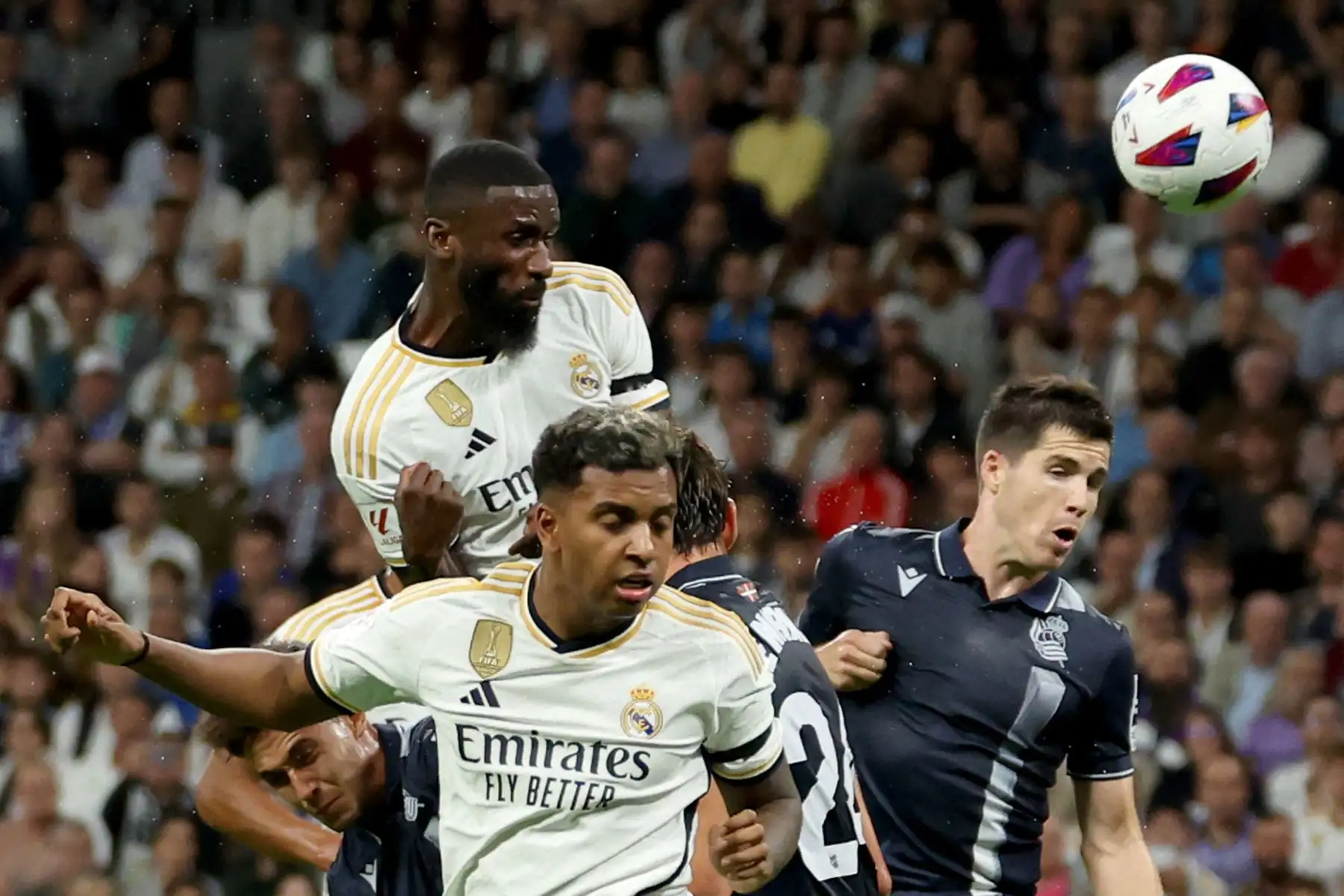 El defensa alemán #22 del Real Madrid Antonio Rudiger, encabeza el balón durante el partido de fútbol de la Liga española entre el Real Madrid y la Real Sociedad en el estadio Santiago Bernabeu de Madrid.
Foto: AFP