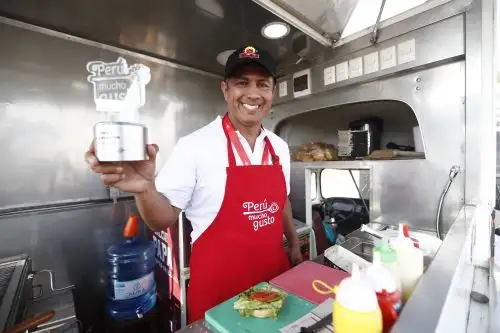 Jorge Rodríguez recibió un reconocimiento al presentar la innovadora hamburguesa tacneña en la feria Perú, Mucho Gusto Tacna. Foto: ANDINA/Daniel Bracamonte.